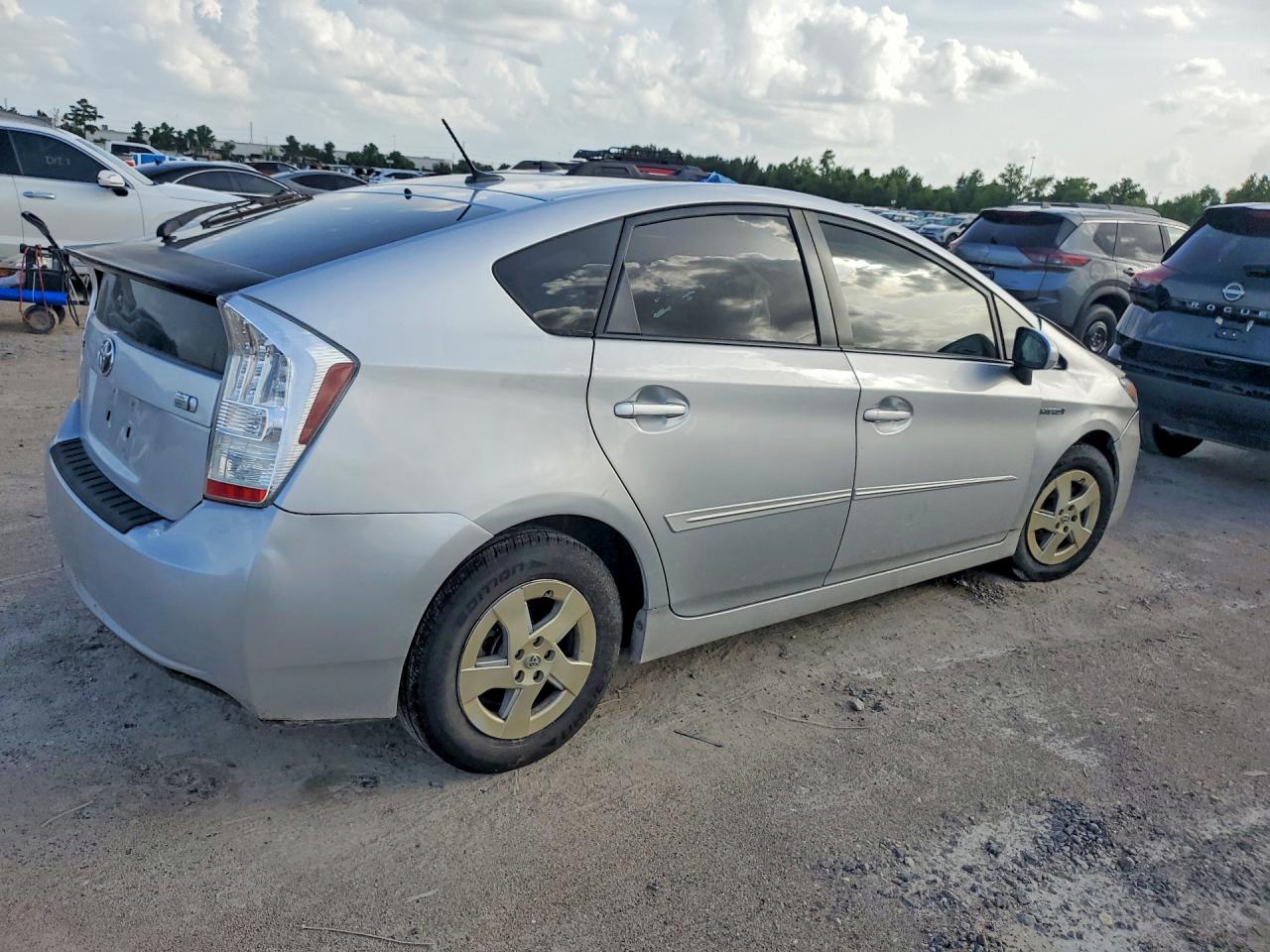 2011 Toyota Prius Three Серебряный vin: JTDKN3DU3B5328124