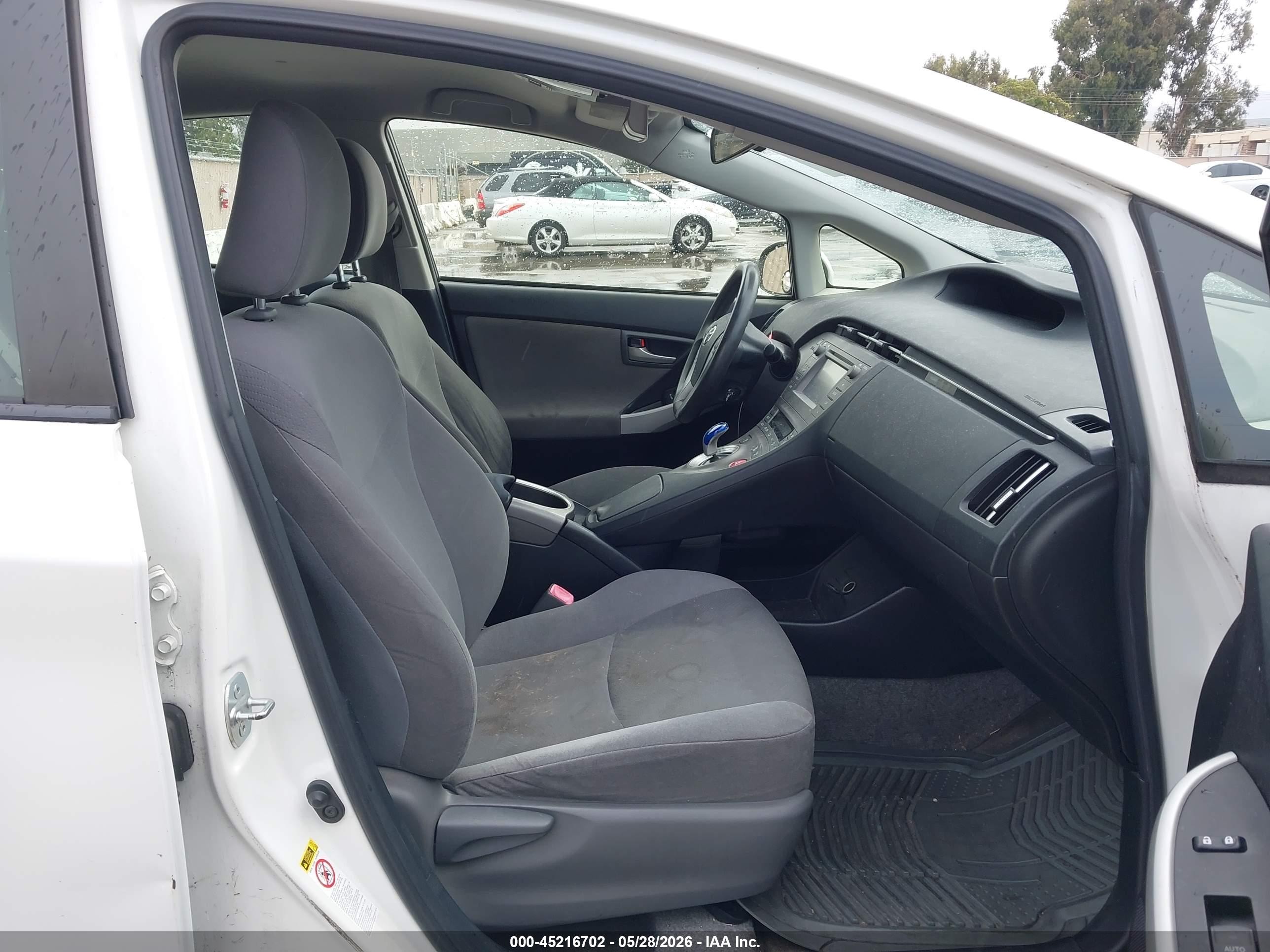 2012 Toyota Prius Two Белый vin: JTDKN3DU3C5447888
