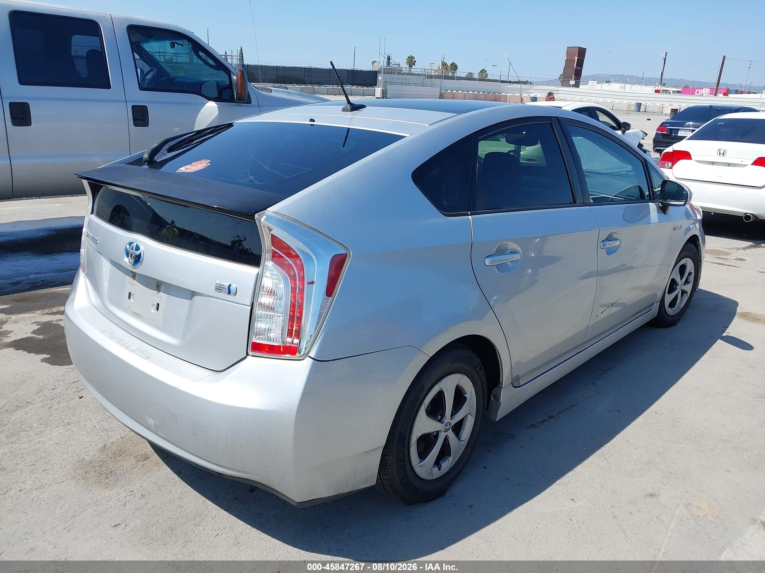2013 Toyota Prius Four Серебряный vin: JTDKN3DU3D5558135