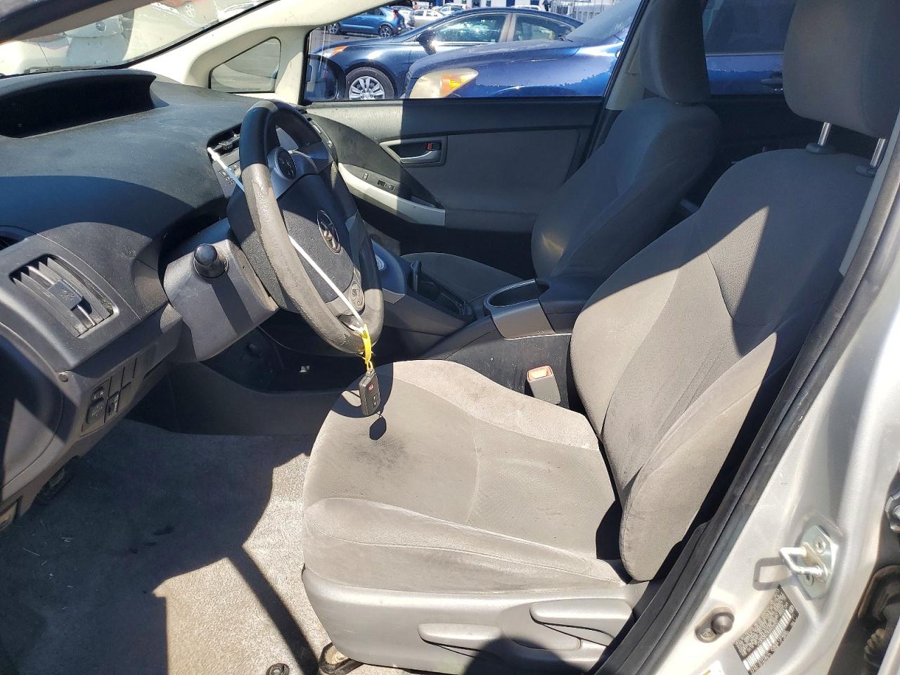 2013 Toyota Prius Two Серебряный vin: JTDKN3DU3D5628507