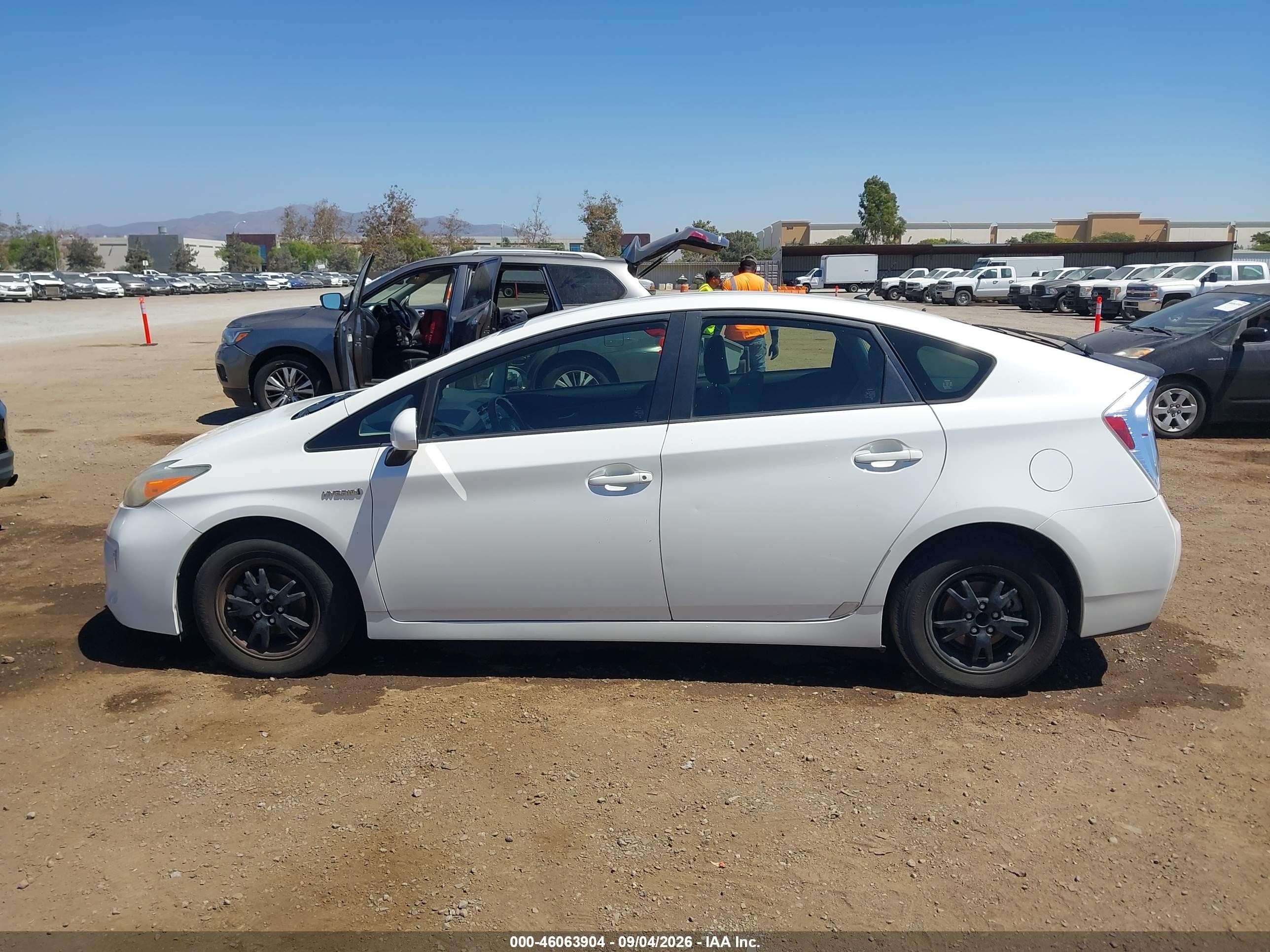 2013 Toyota Prius Two White vin: JTDKN3DU3D5640737