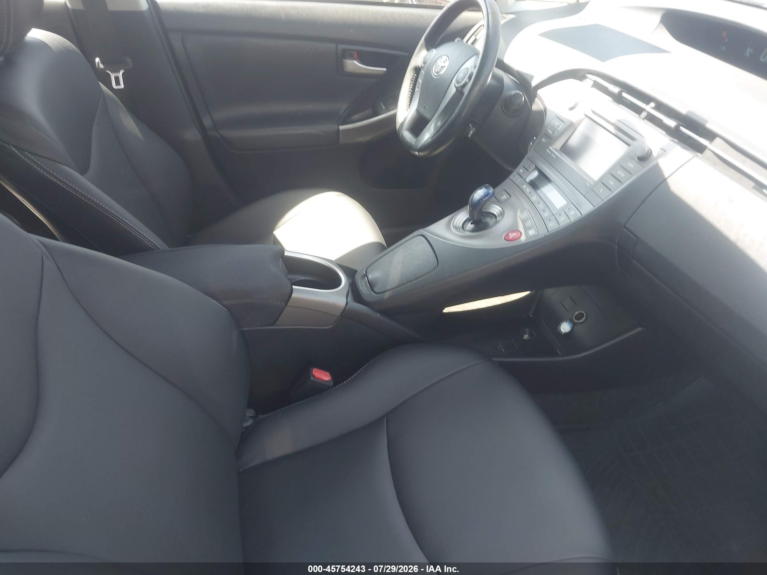 2015 Toyota Prius Persona Series Special Edition Red vin: JTDKN3DU3F0409319