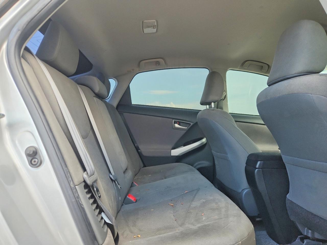 2015 Toyota Prius Two Серебряный vin: JTDKN3DU3F0417081