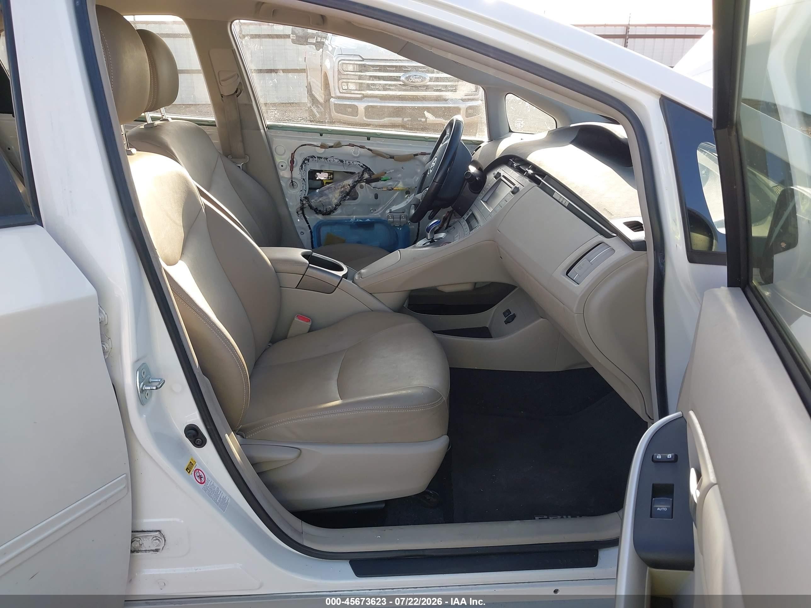 2015 Toyota Prius Four White vin: JTDKN3DU3F0438903