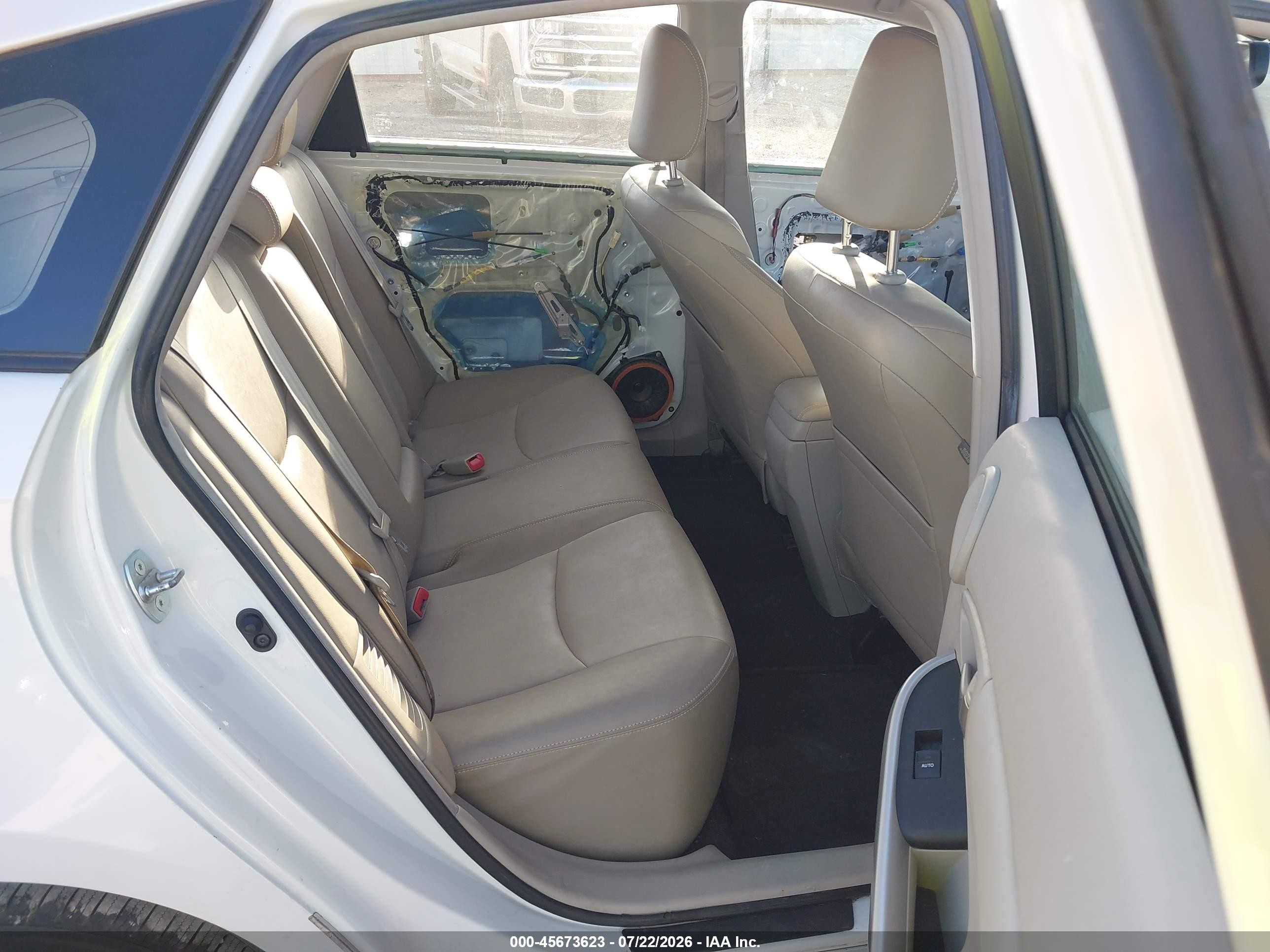 2015 Toyota Prius Four White vin: JTDKN3DU3F0438903