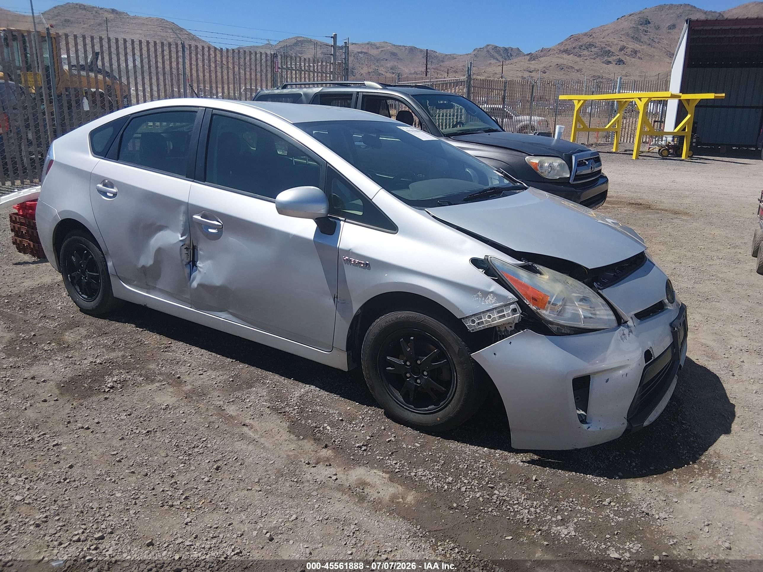 2015 Toyota Prius Two Серебряный vin: JTDKN3DU3F0442711