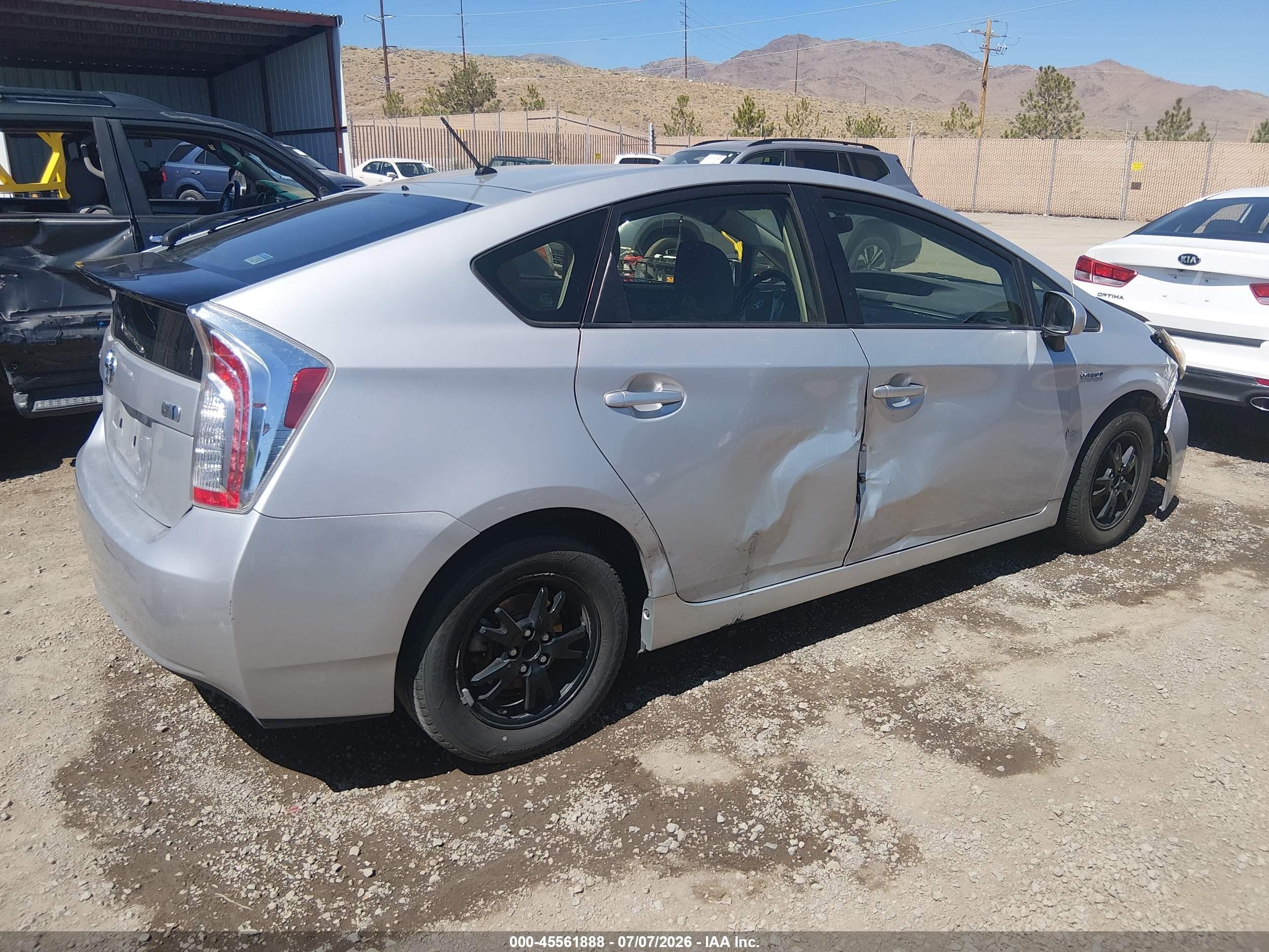 2015 Toyota Prius Two Серебряный vin: JTDKN3DU3F0442711