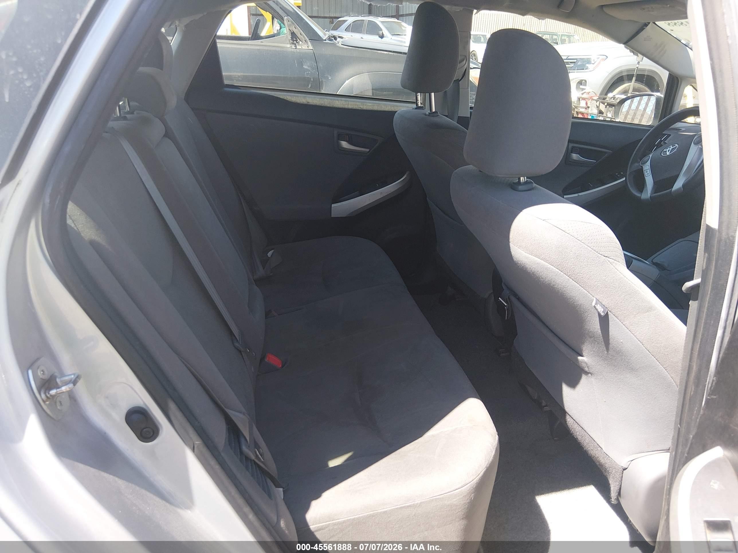 2015 Toyota Prius Two Серебряный vin: JTDKN3DU3F0442711
