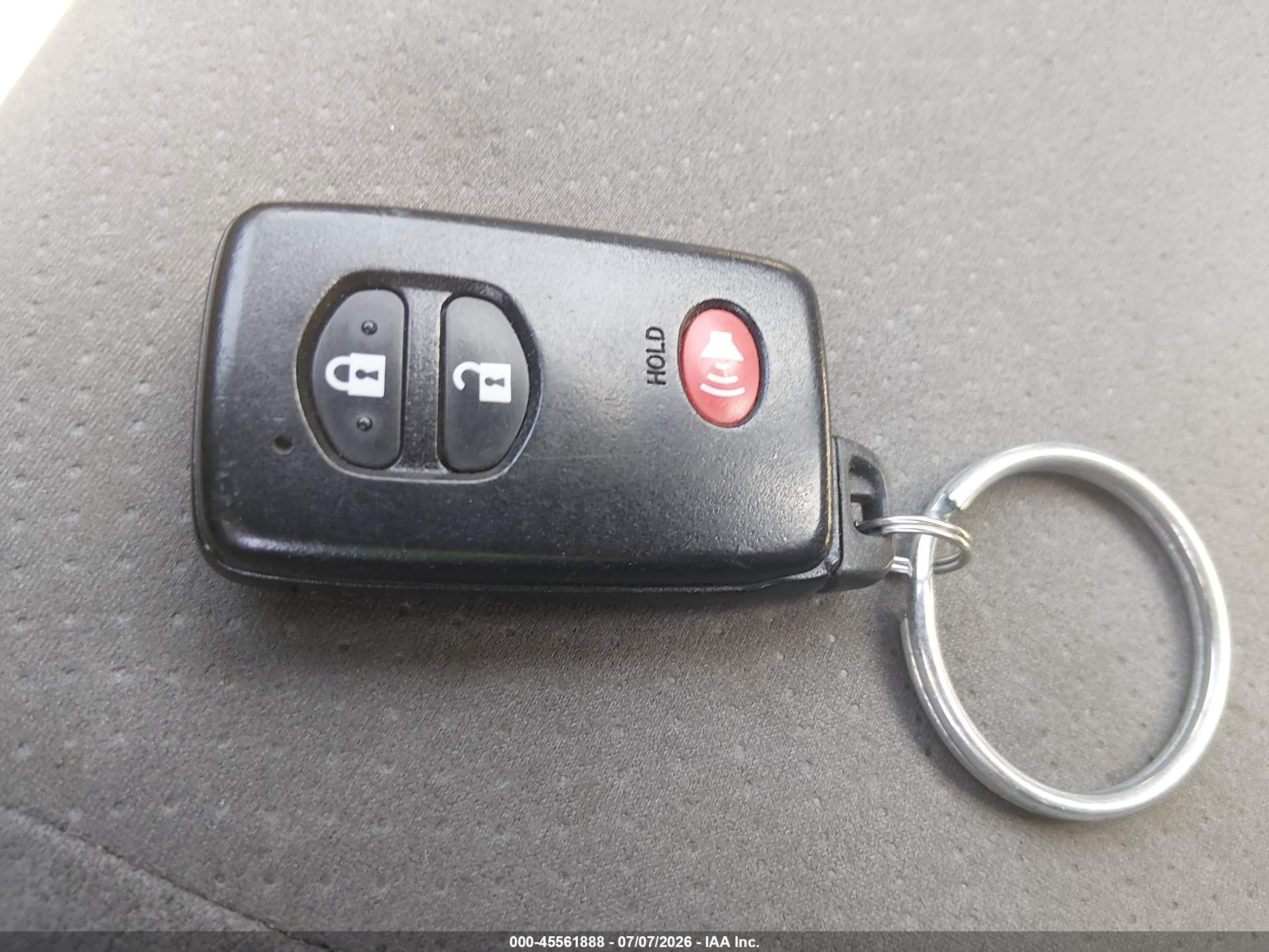 2015 Toyota Prius Two Серебряный vin: JTDKN3DU3F0442711