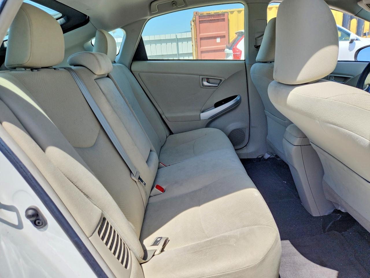 2015 Toyota Prius Two Белый vin: JTDKN3DU3F0473263