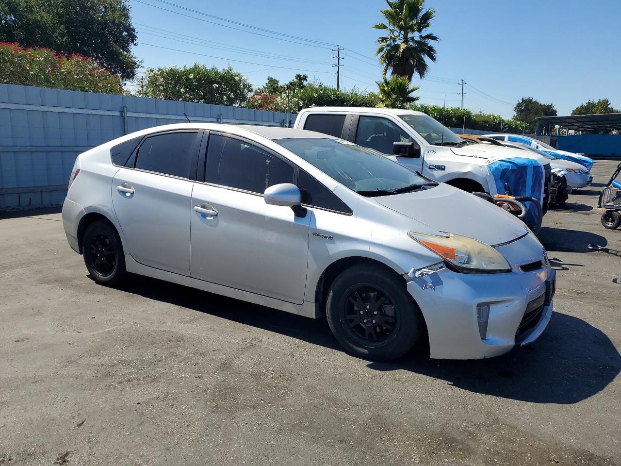 2015 Toyota Prius Two Серебряный vin: JTDKN3DU3F0481895
