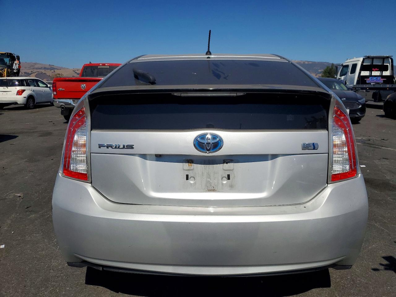 2015 Toyota Prius Two Серебряный vin: JTDKN3DU3F0481895