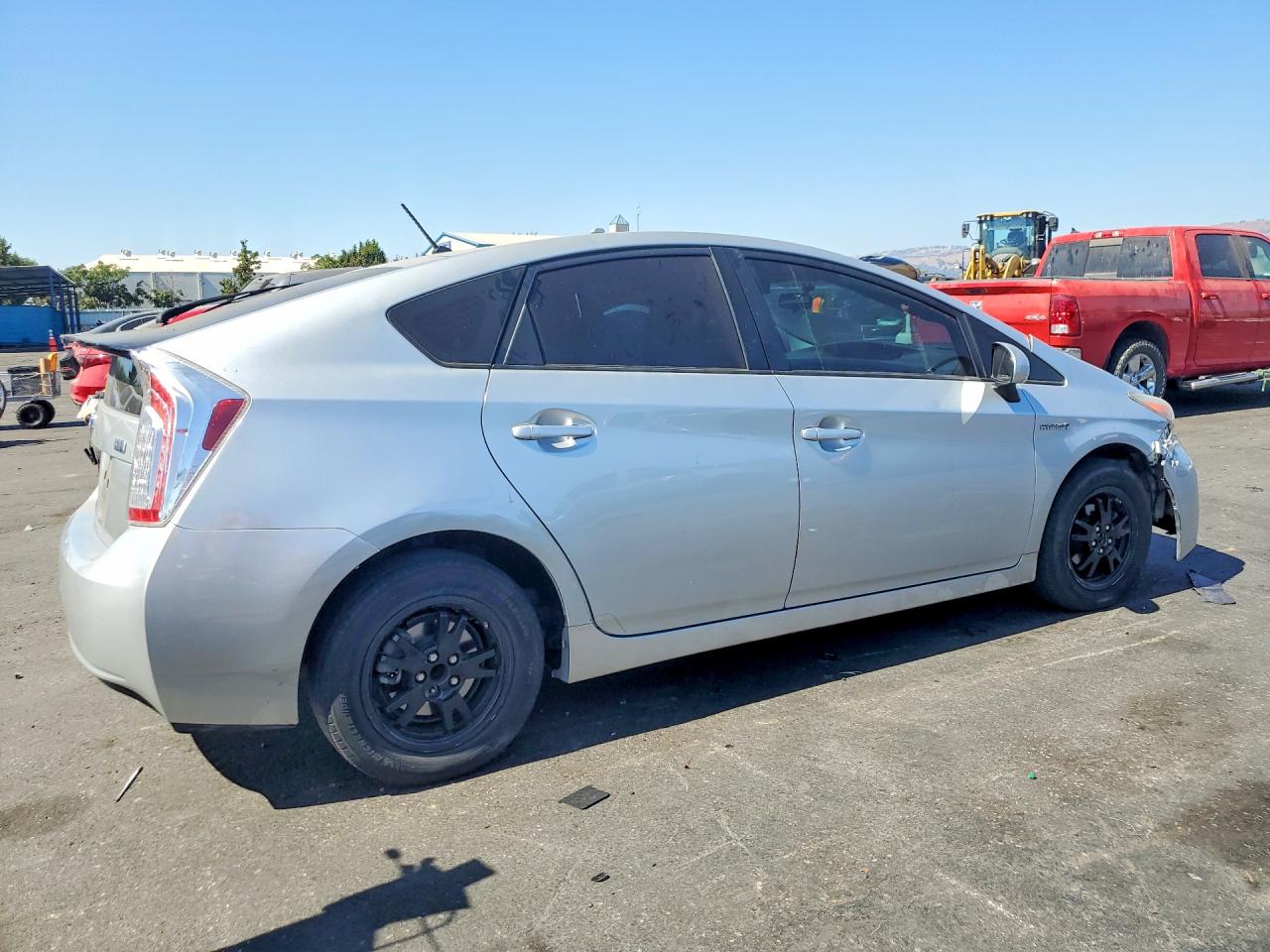 2015 Toyota Prius Two Серебряный vin: JTDKN3DU3F0481895