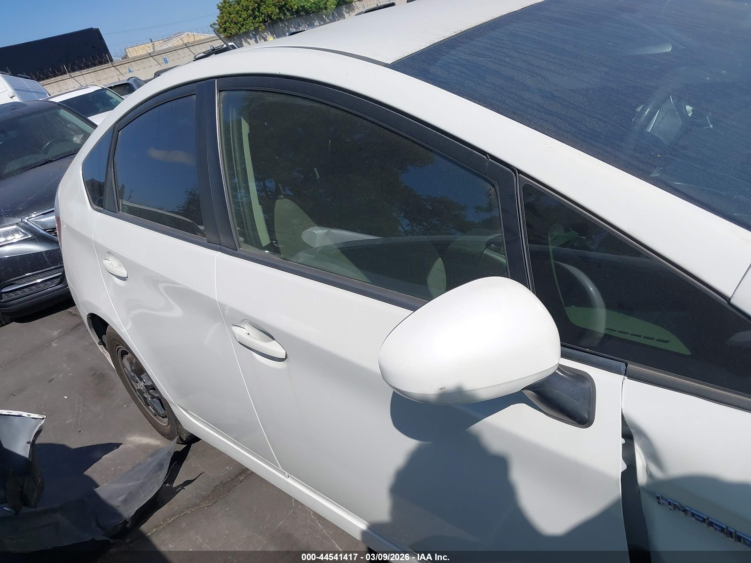 2015 Toyota Prius Three White vin: JTDKN3DU3F1902847