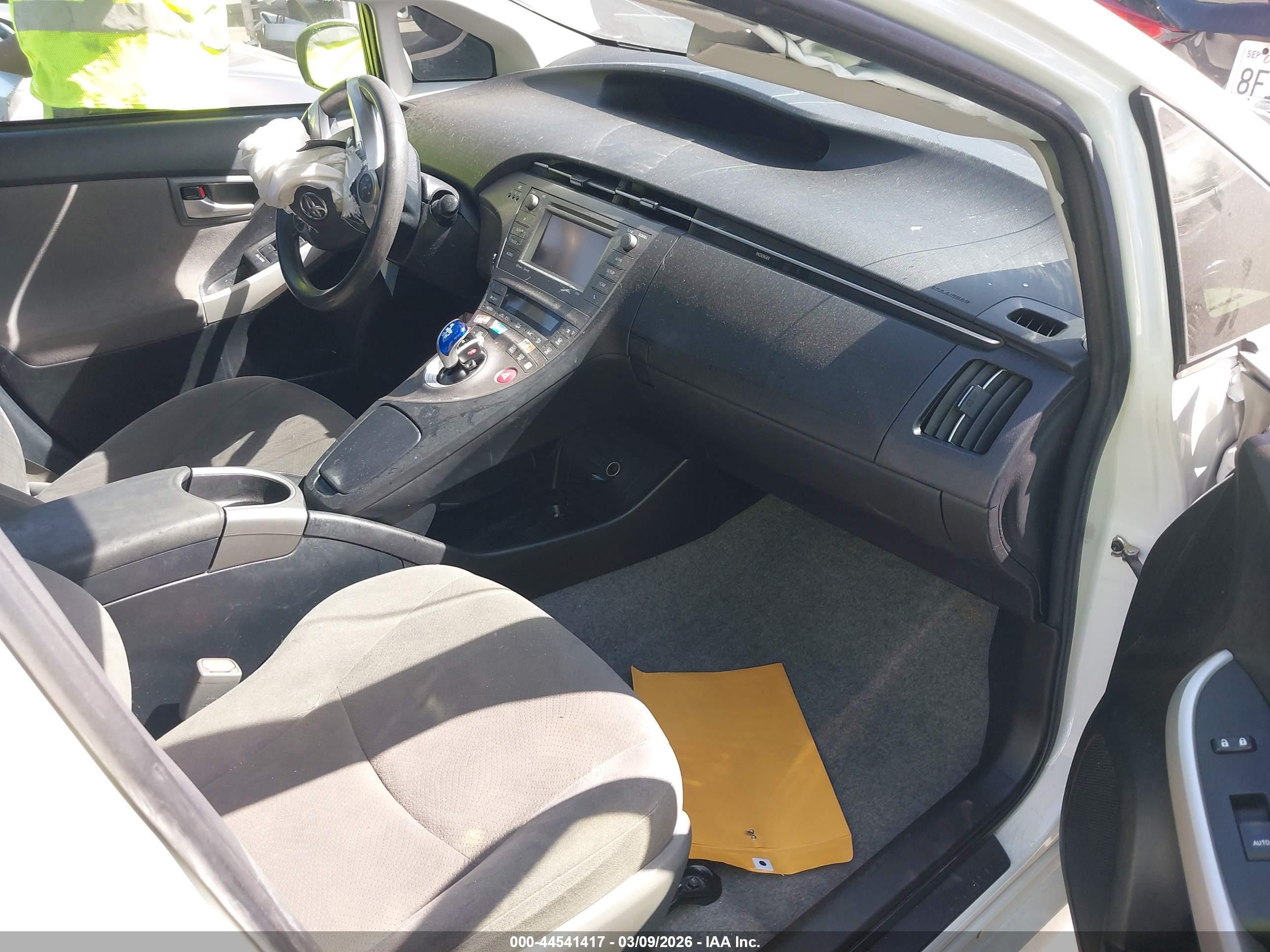 2015 Toyota Prius Three White vin: JTDKN3DU3F1902847