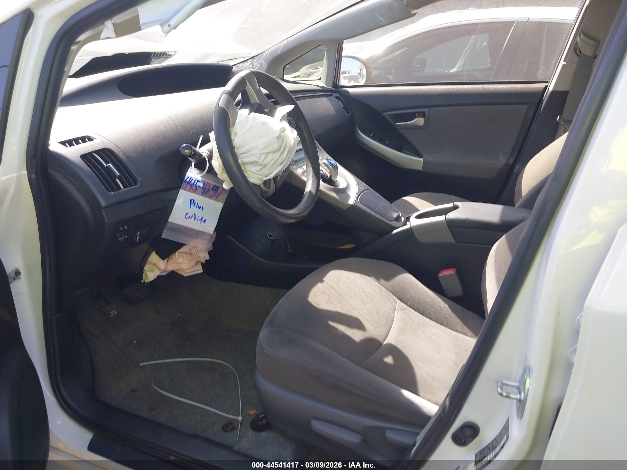 2015 Toyota Prius Three White vin: JTDKN3DU3F1902847
