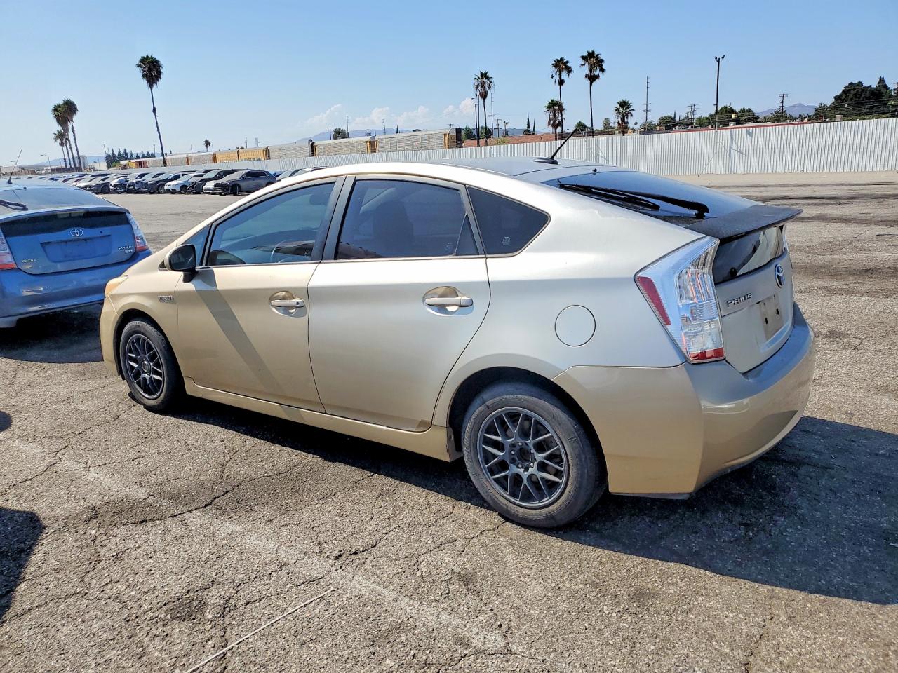 2011 Toyota Prius Three Tan vin: JTDKN3DU4B0283918