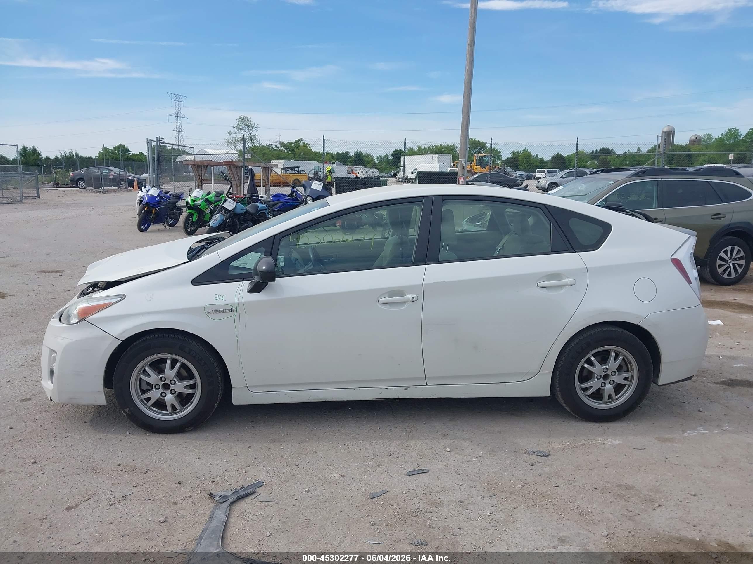 2011 Toyota Prius Three Белый vin: JTDKN3DU4B0329263