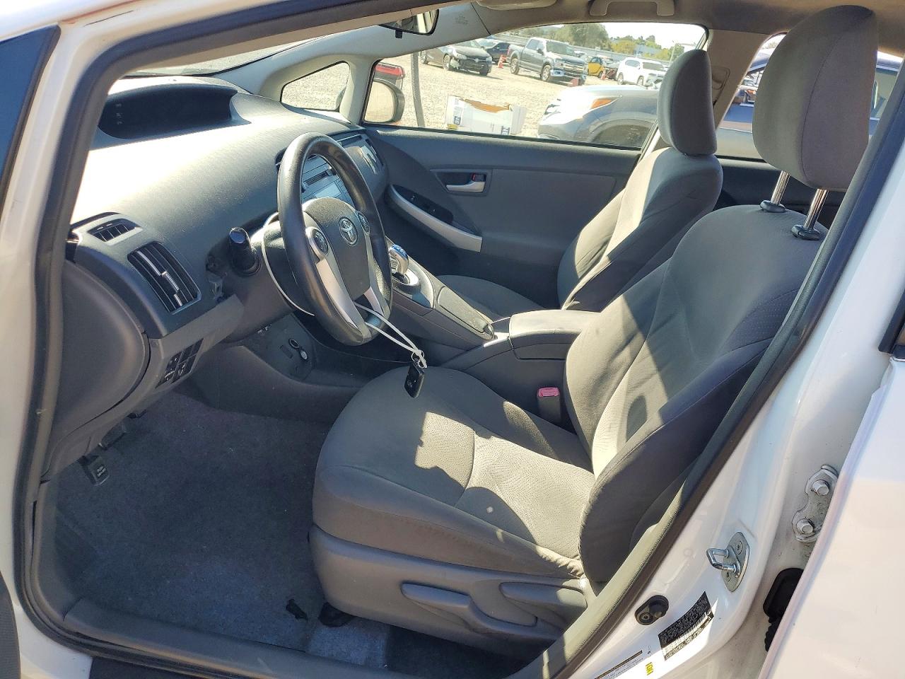 2011 Toyota Prius Two Белый vin: JTDKN3DU4B5328486