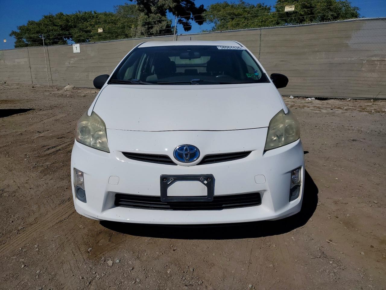 2011 Toyota Prius Two Белый vin: JTDKN3DU4B5328486