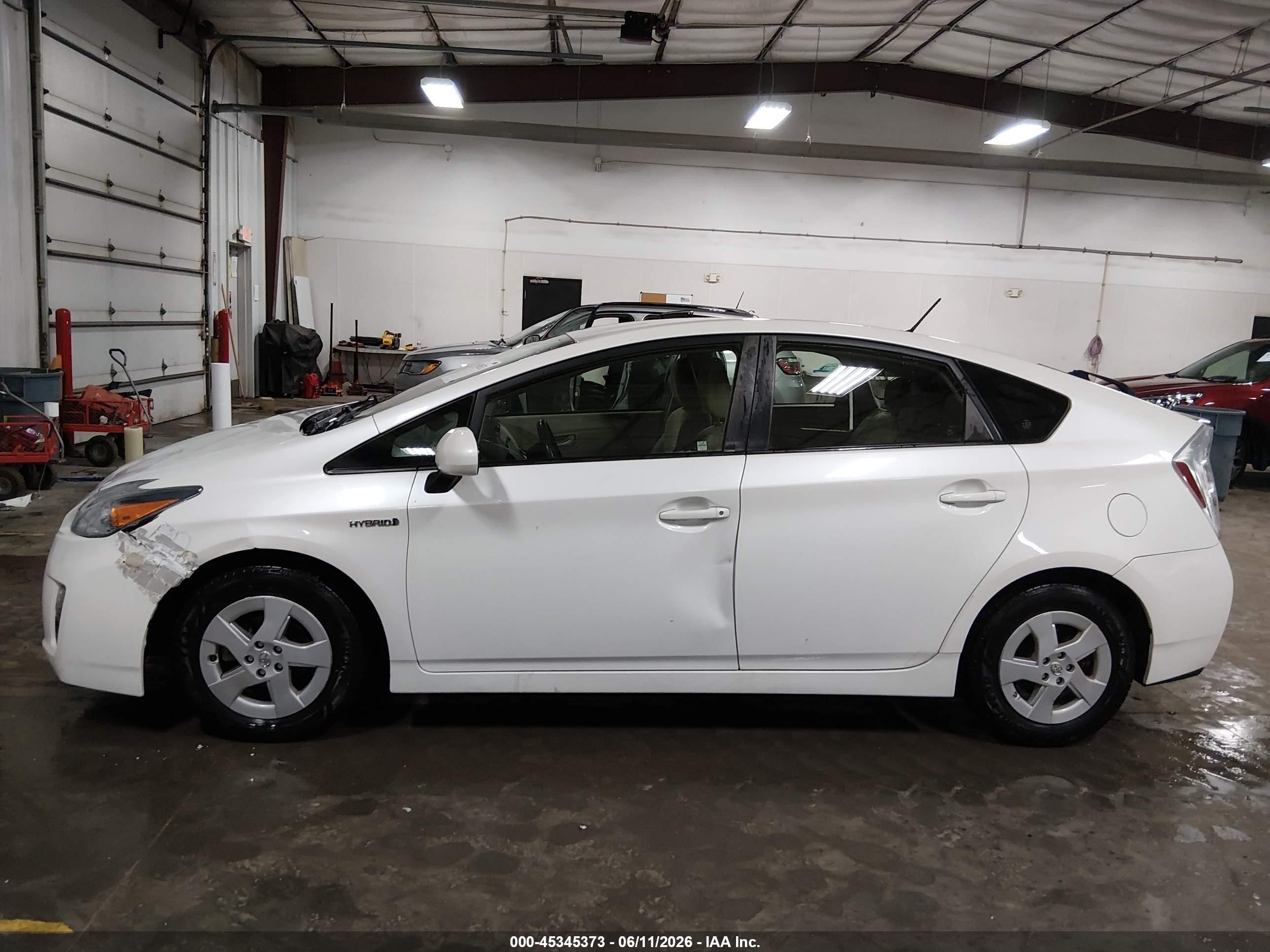 2011 Toyota Prius Two White vin: JTDKN3DU4B5328732