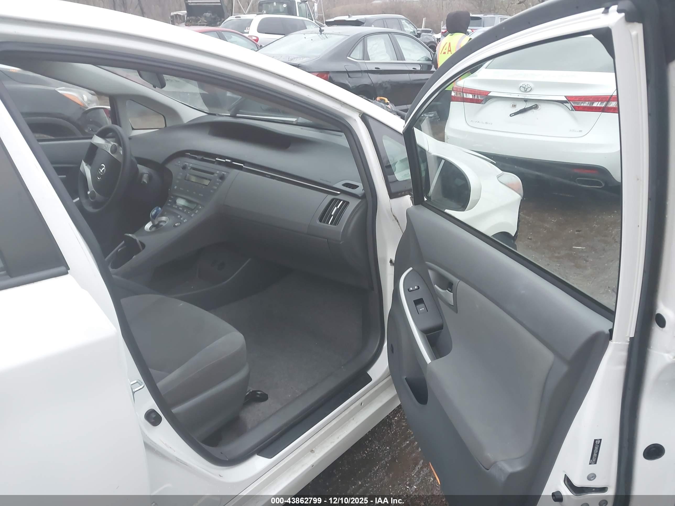 2011 Toyota Prius Three White vin: JTDKN3DU4B5339536