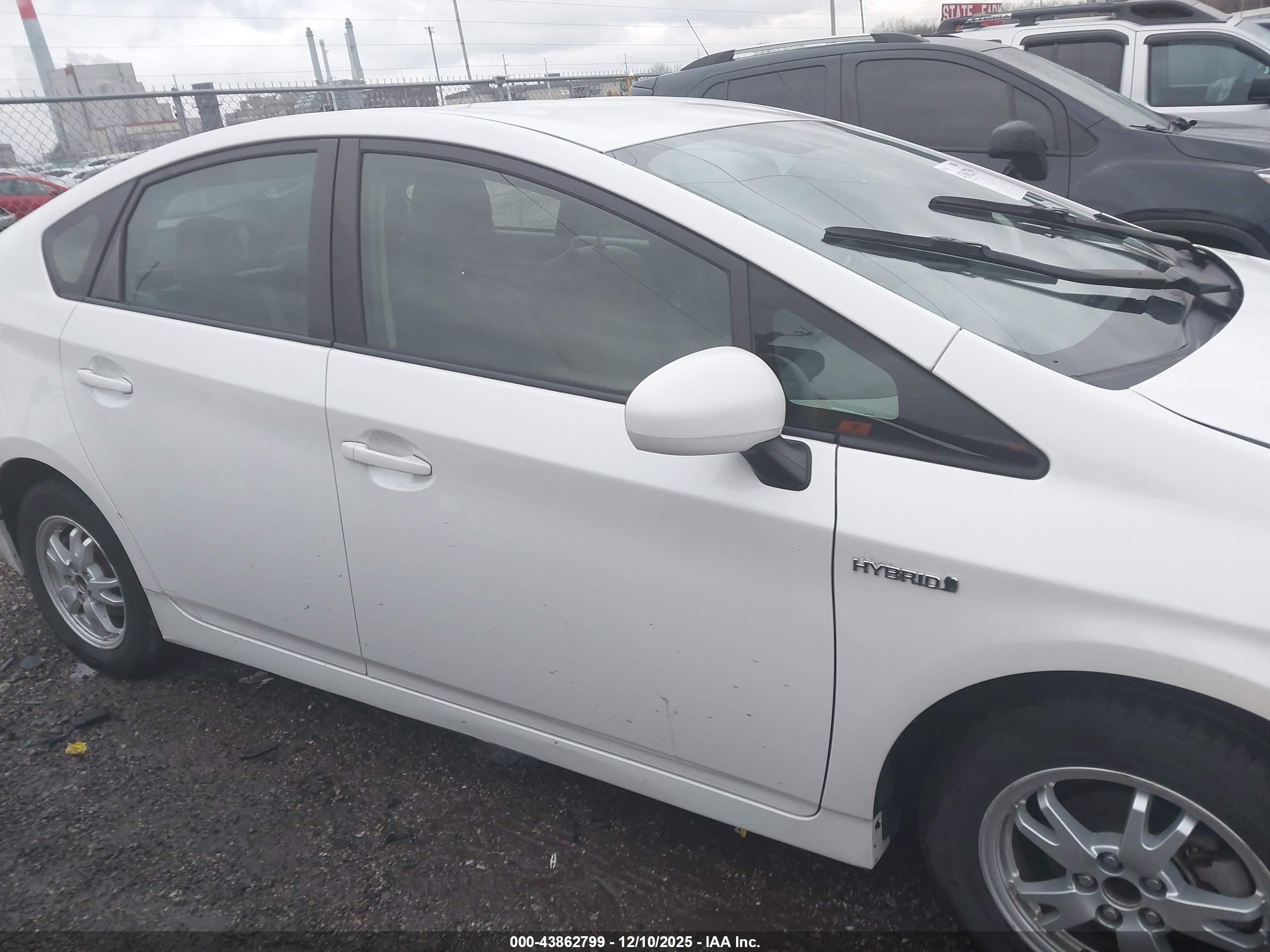 2011 Toyota Prius Three White vin: JTDKN3DU4B5339536