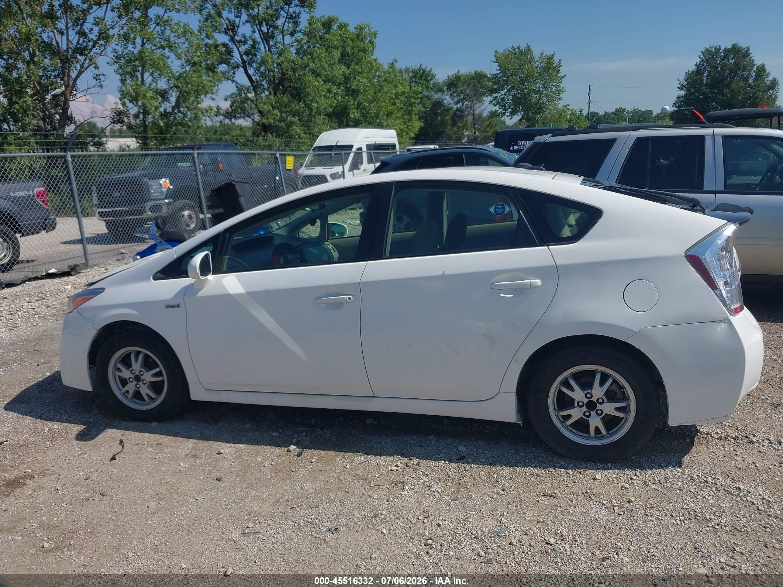 2011 Toyota Prius Two White vin: JTDKN3DU4B5370155