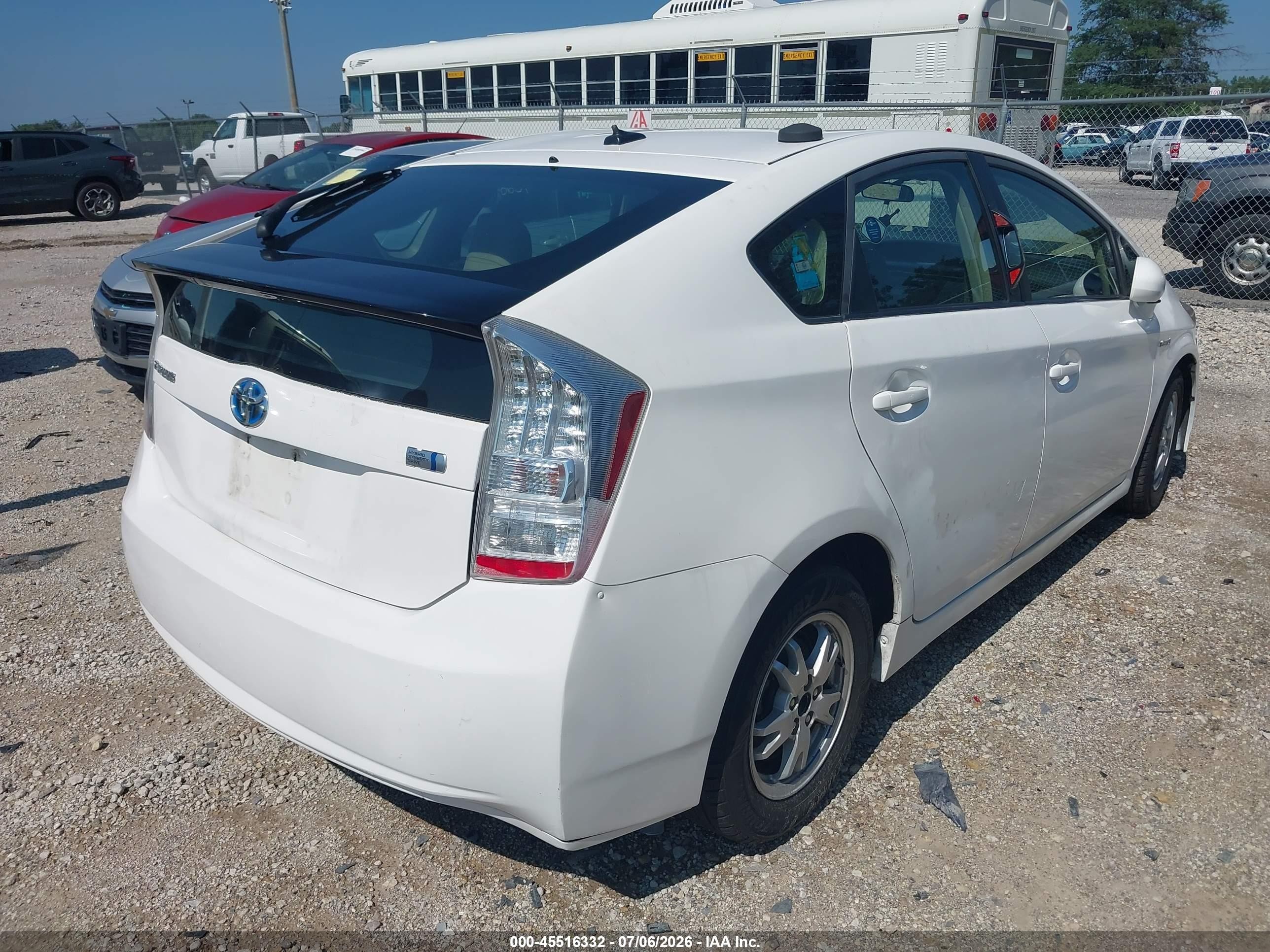 2011 Toyota Prius Two White vin: JTDKN3DU4B5370155