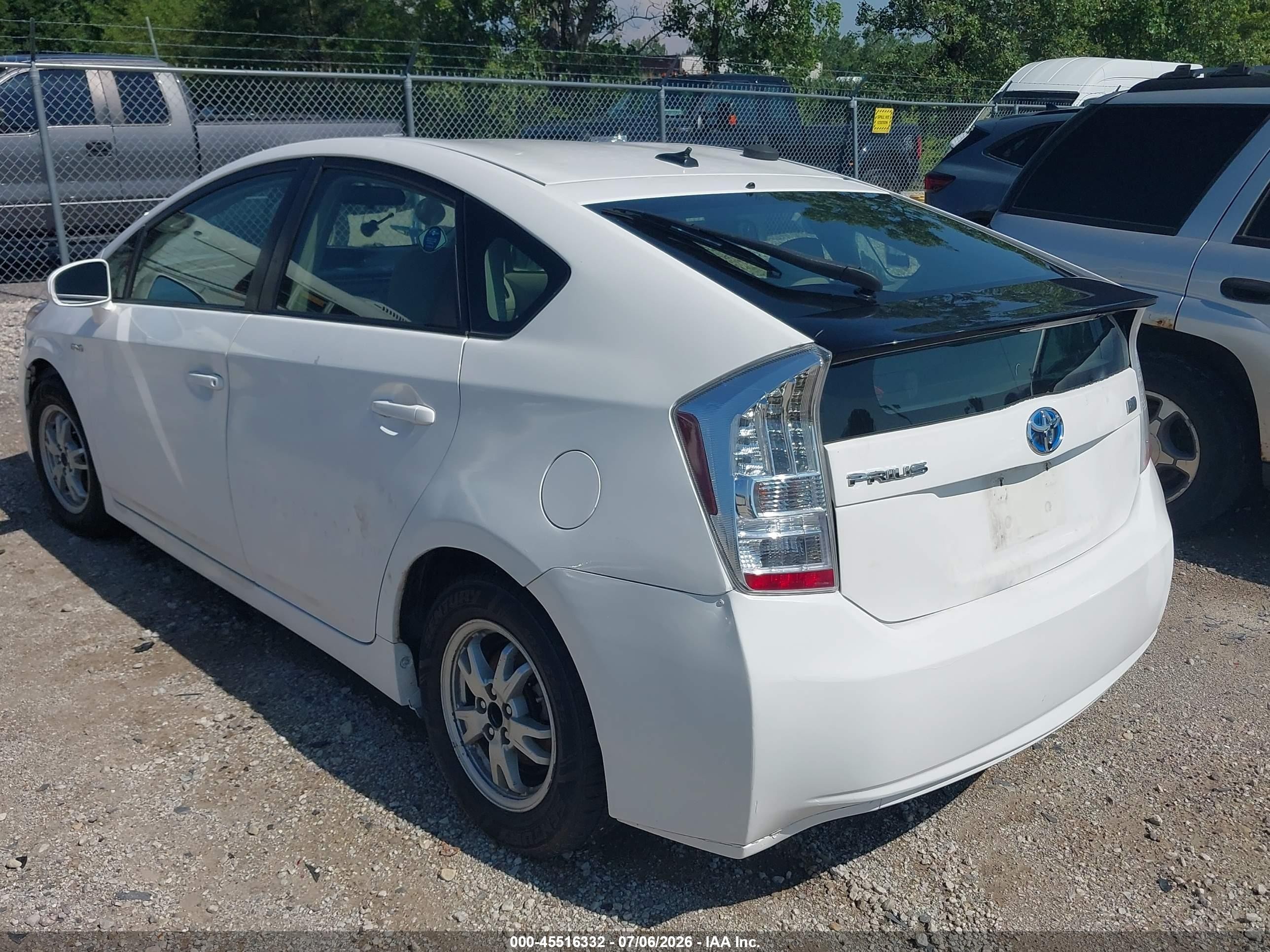 2011 Toyota Prius Two White vin: JTDKN3DU4B5370155