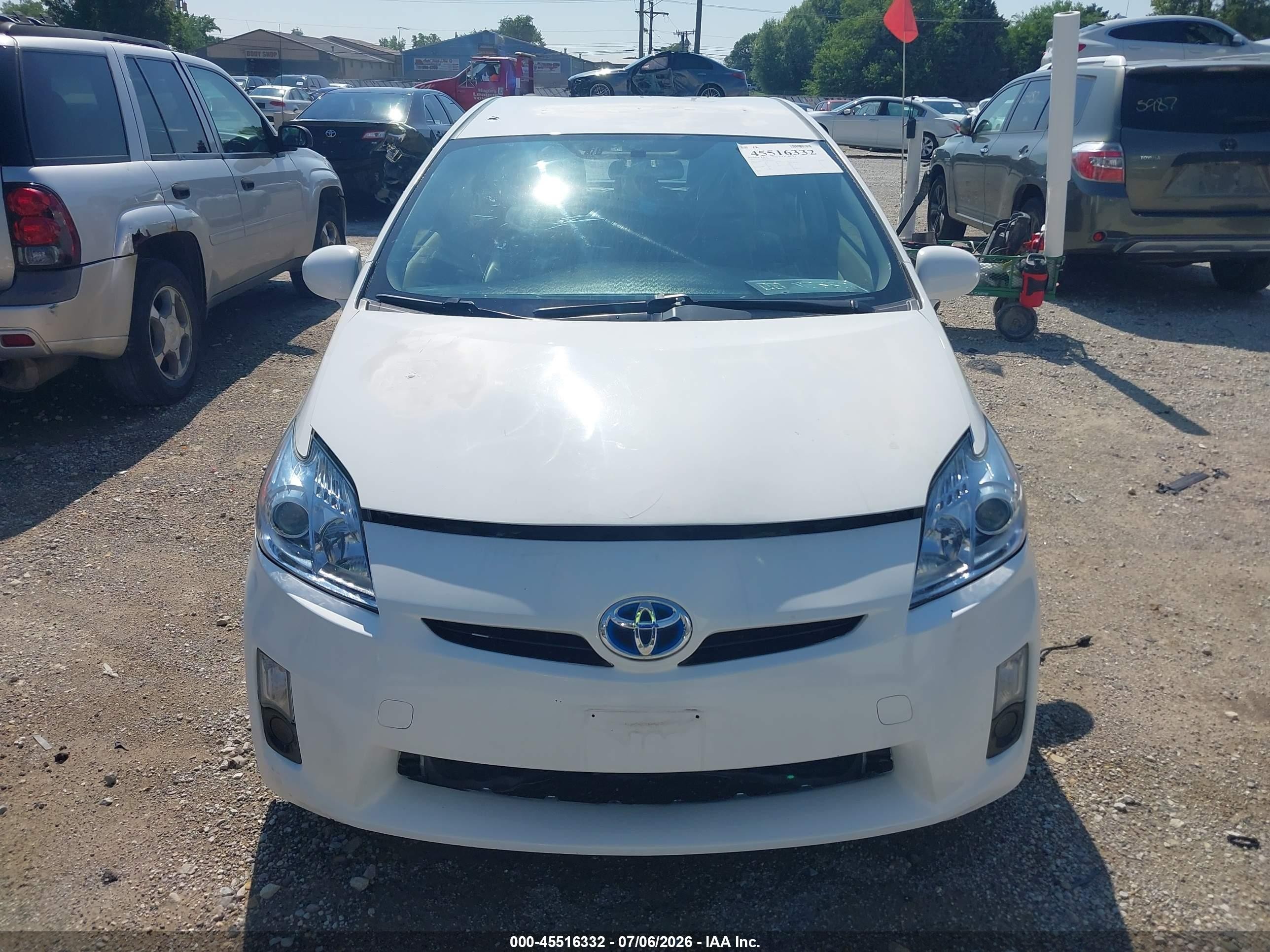 2011 Toyota Prius Two White vin: JTDKN3DU4B5370155