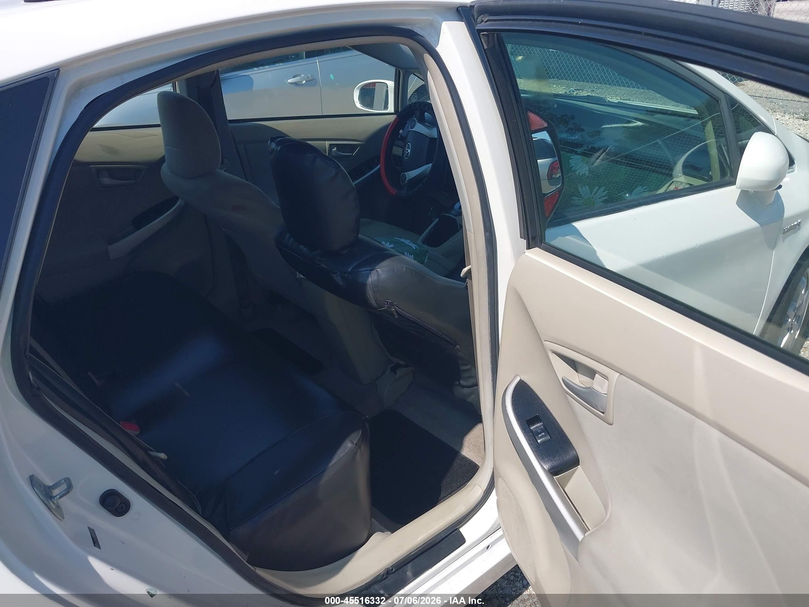 2011 Toyota Prius Two White vin: JTDKN3DU4B5370155