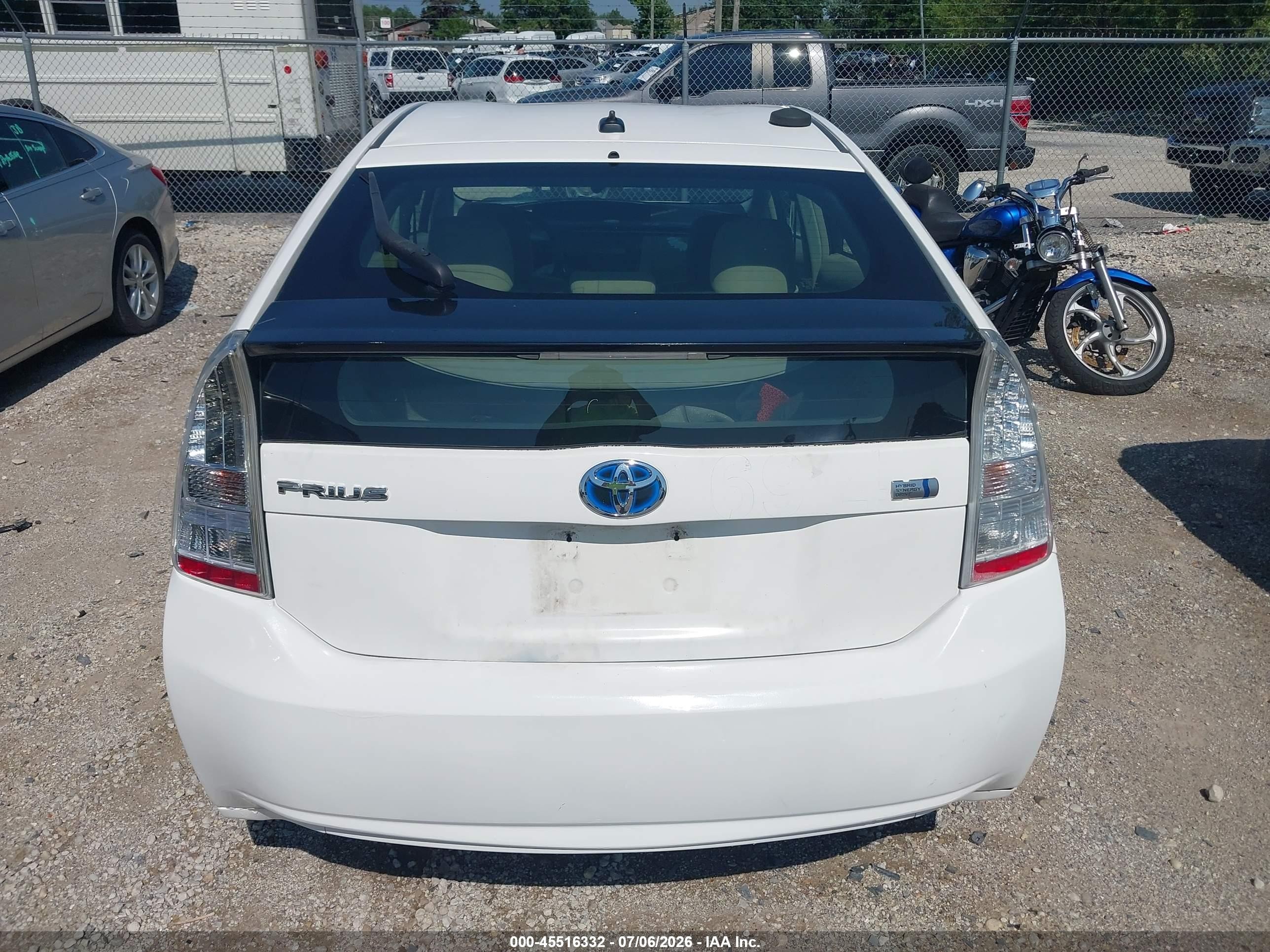 2011 Toyota Prius Two White vin: JTDKN3DU4B5370155