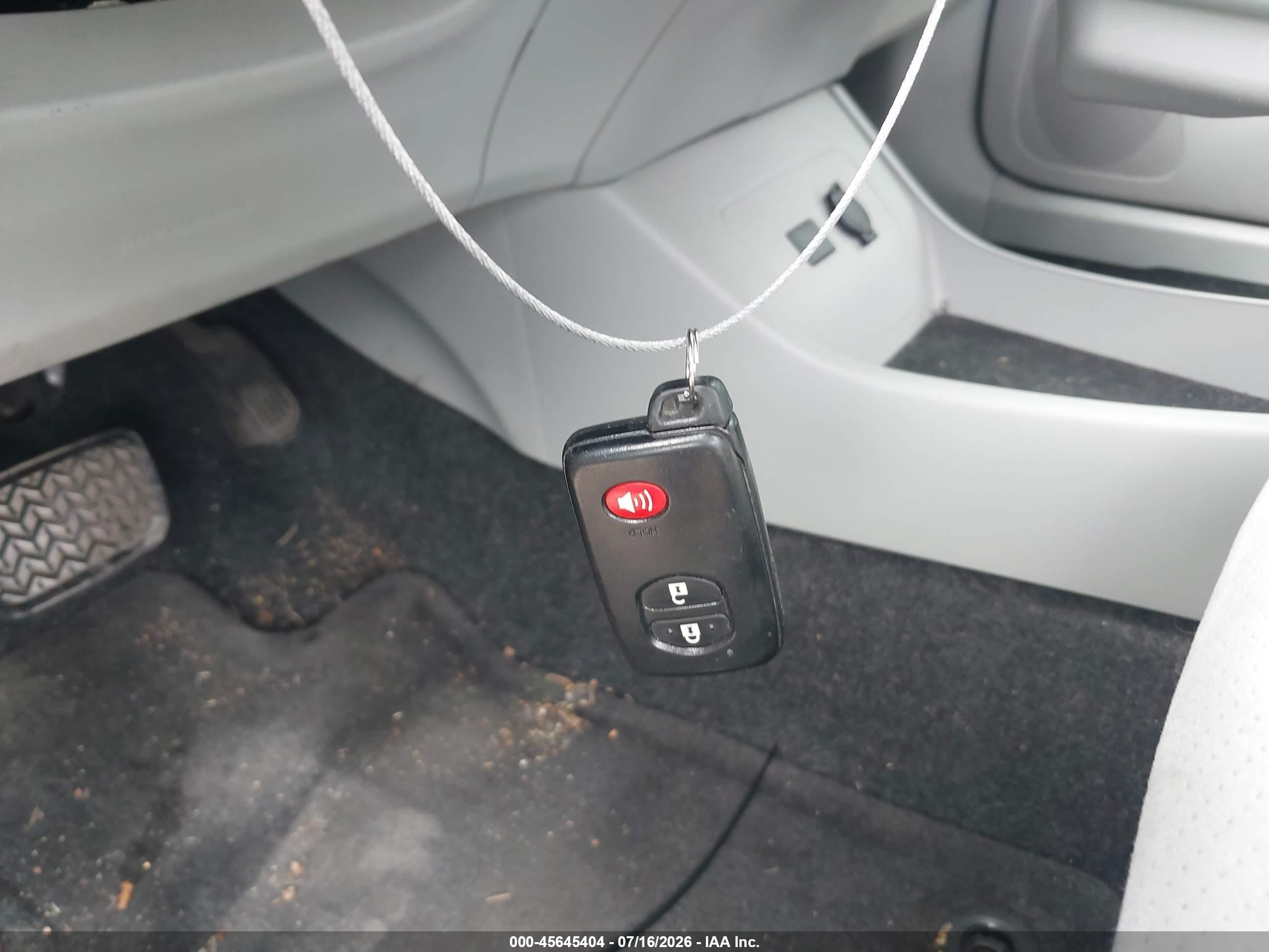 2012 Toyota Prius Two Белый vin: JTDKN3DU4C5503496