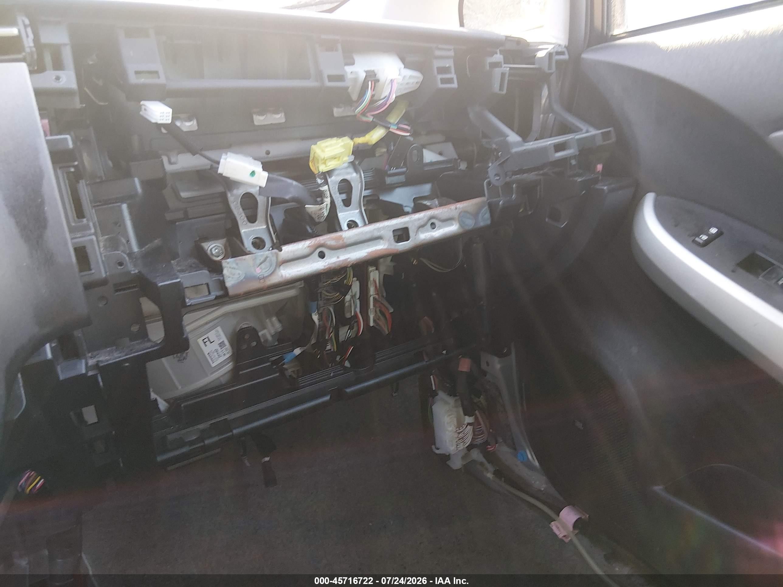 2013 Toyota Prius Four Серебряный vin: JTDKN3DU4D0345773