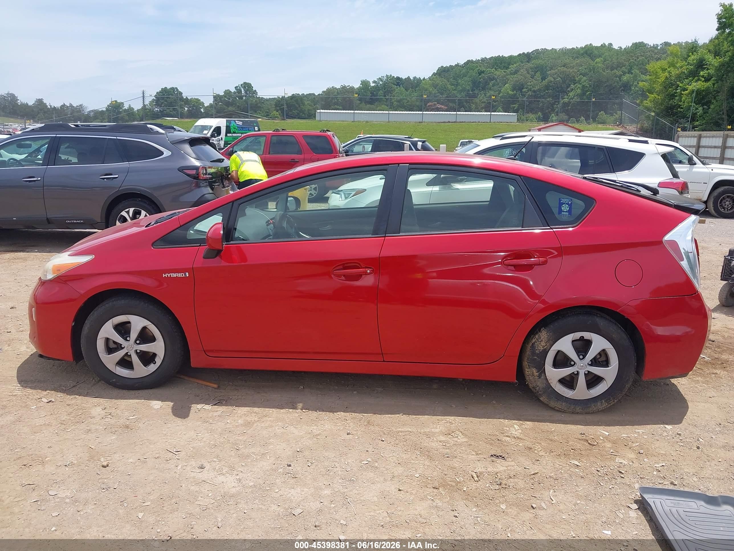 2014 Toyota Prius Two Красный vin: JTDKN3DU4E0359402