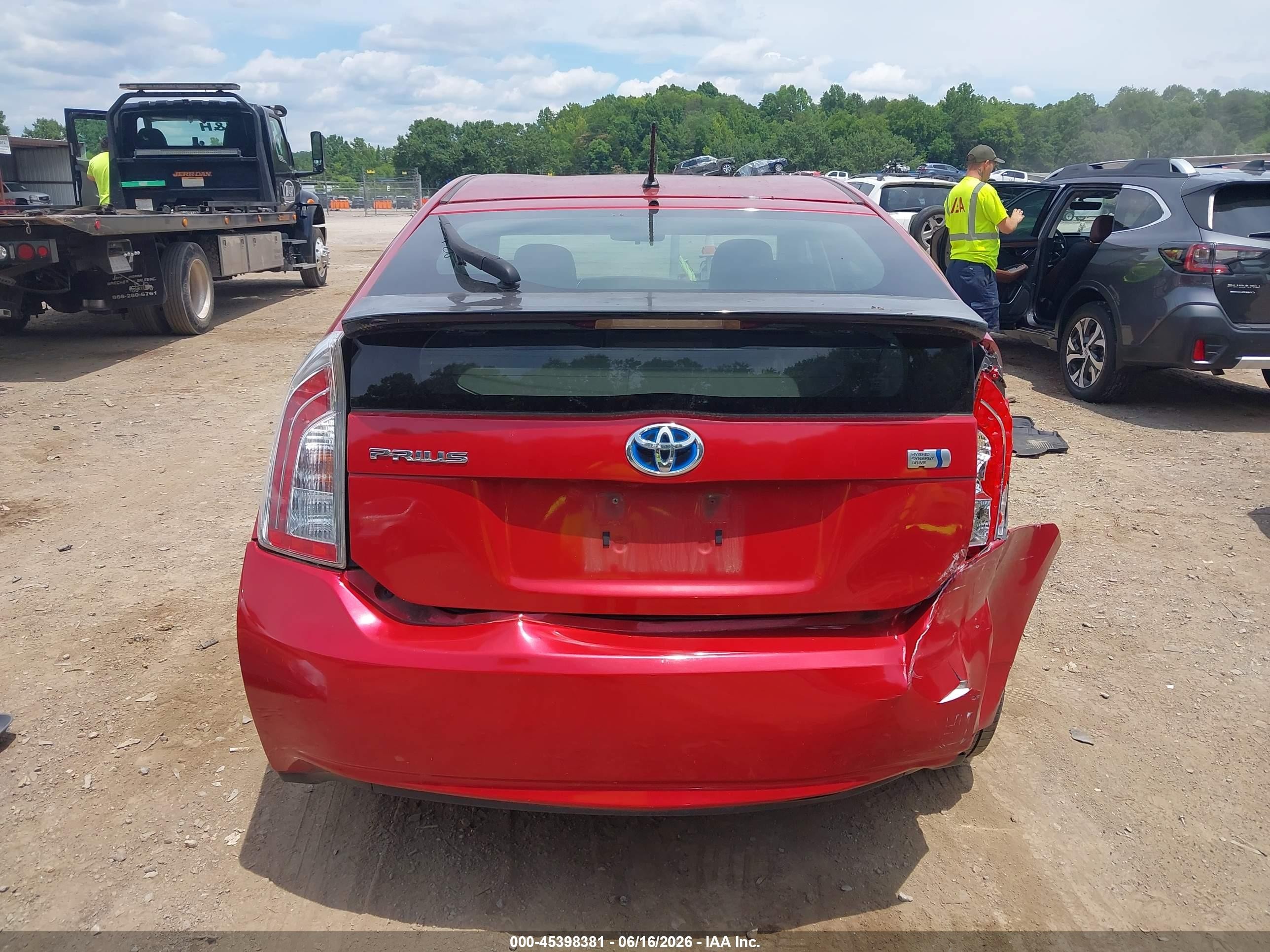 2014 Toyota Prius Two Красный vin: JTDKN3DU4E0359402