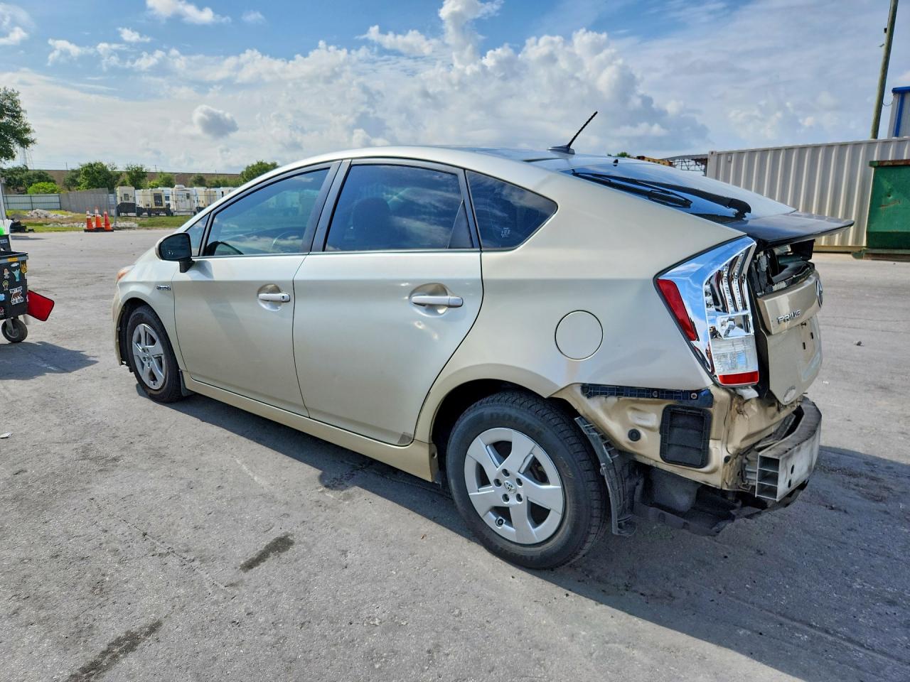 2011 Toyota Prius Three Золотой vin: JTDKN3DU5B0268988