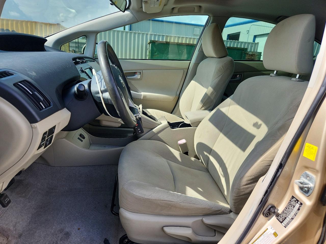 2011 Toyota Prius Three Золотой vin: JTDKN3DU5B0268988