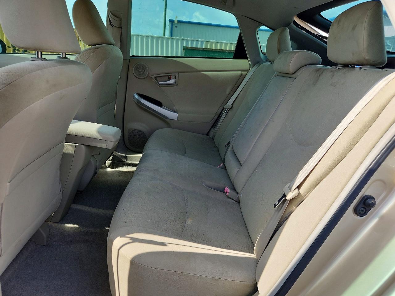 2011 Toyota Prius Three Золотой vin: JTDKN3DU5B0268988