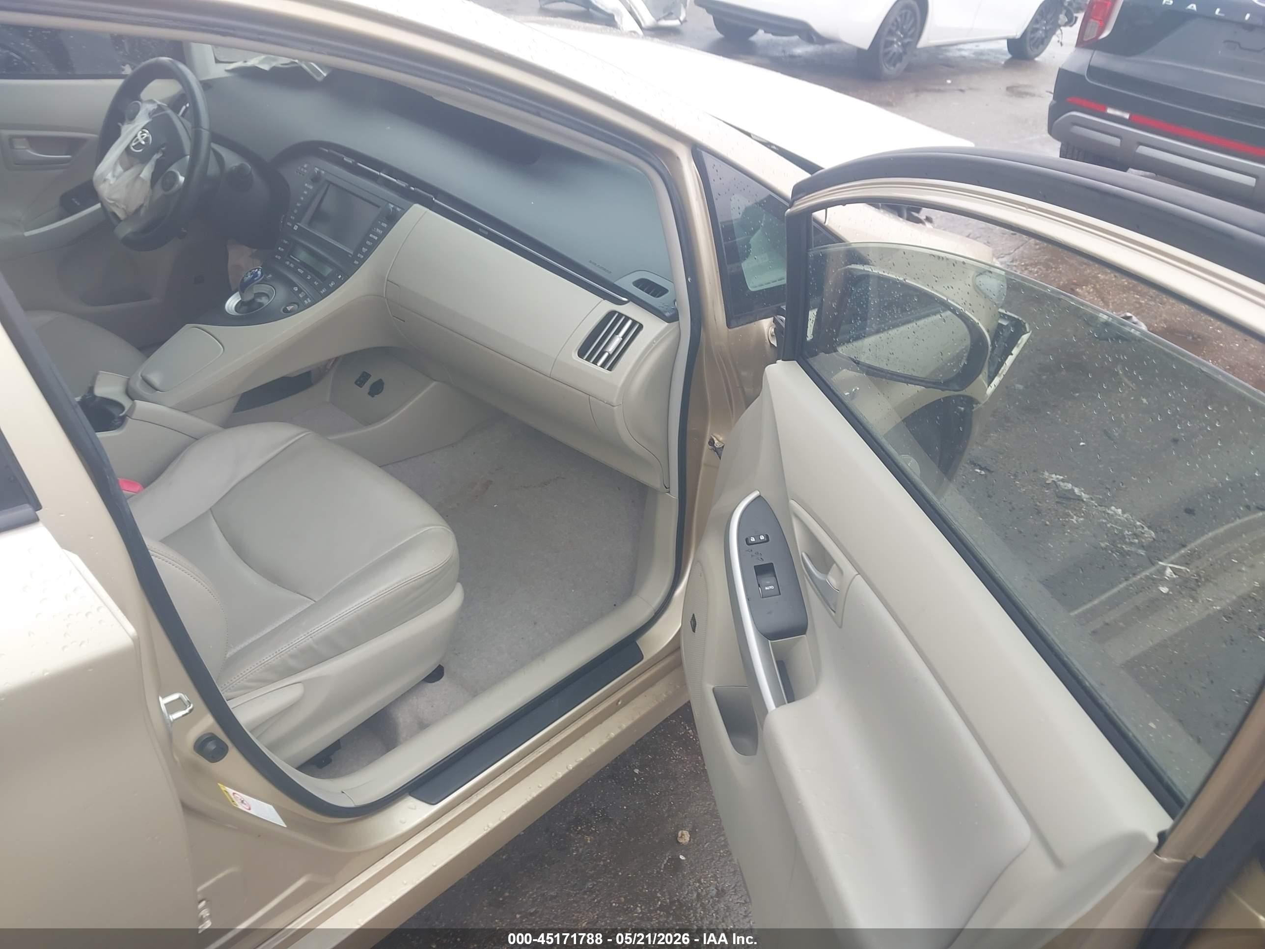 2011 Toyota Prius Four Золотой vin: JTDKN3DU5B1433450
