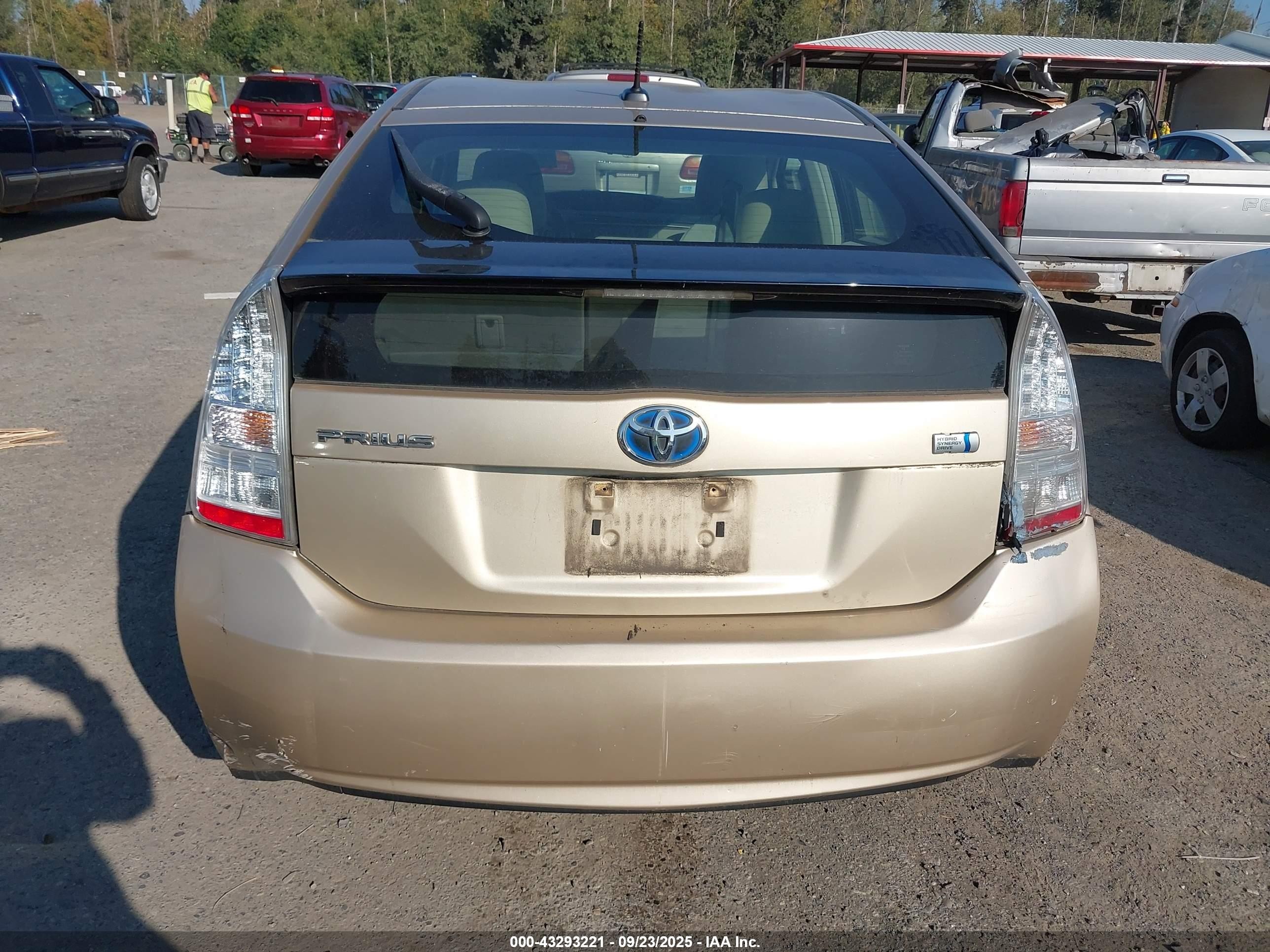 2011 Toyota Prius   Золотой vin: JTDKN3DU5B1462494