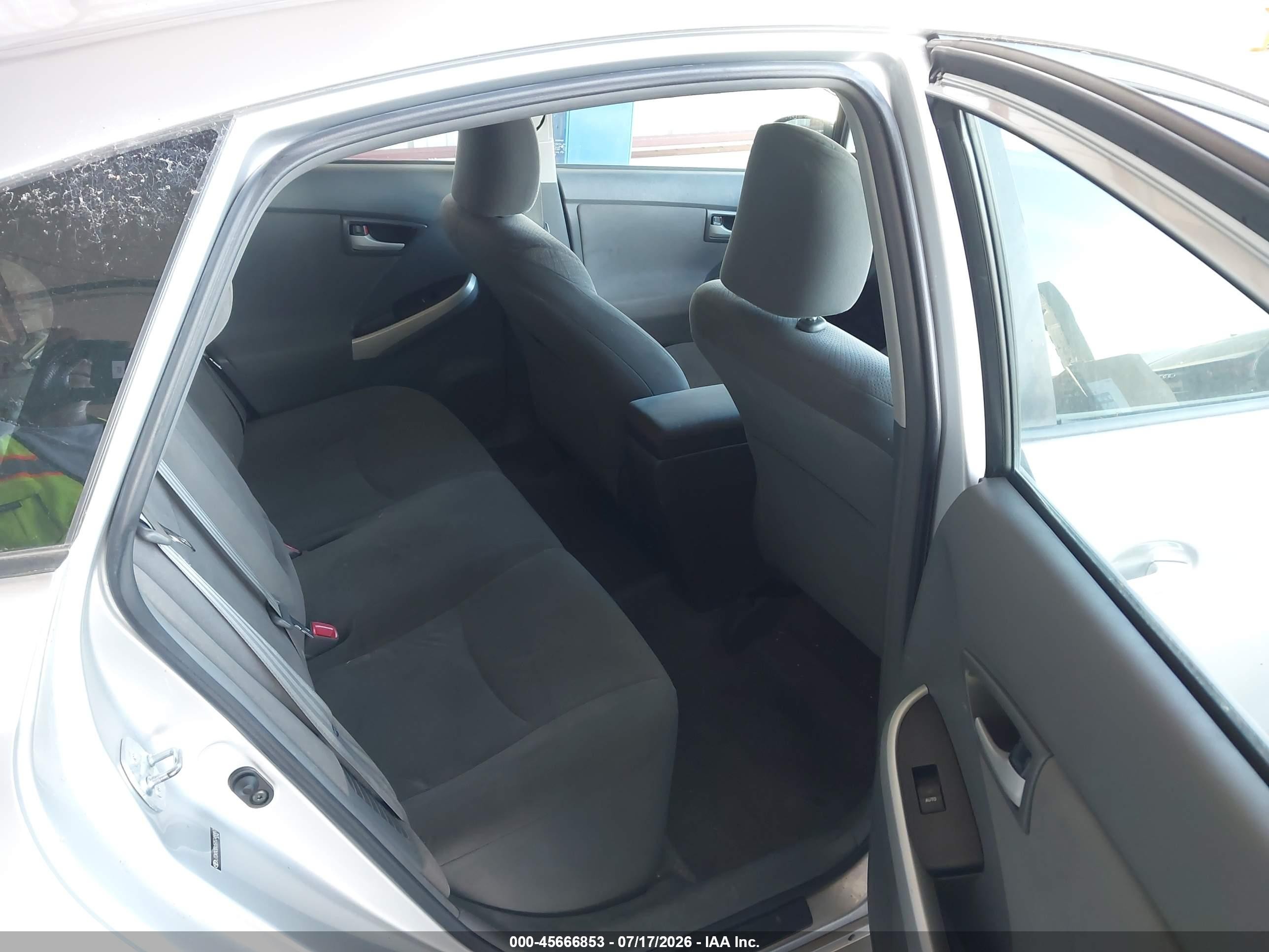 2011 Toyota Prius Two Серебряный vin: JTDKN3DU5B5248887