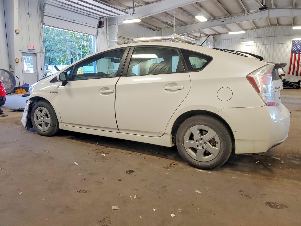2011 Toyota Prius Two Белый vin: JTDKN3DU5B5362730
