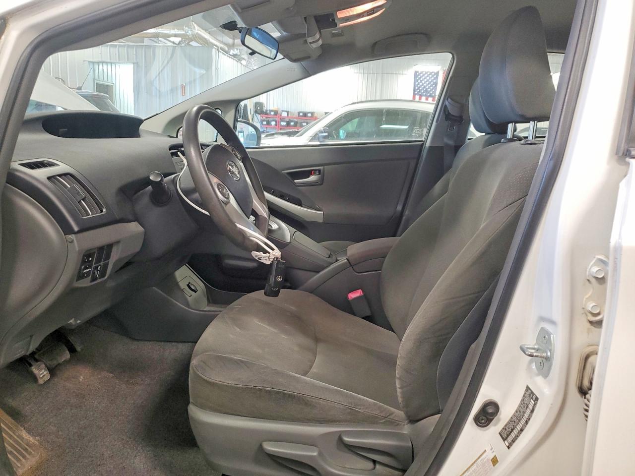 2011 Toyota Prius Two Белый vin: JTDKN3DU5B5362730
