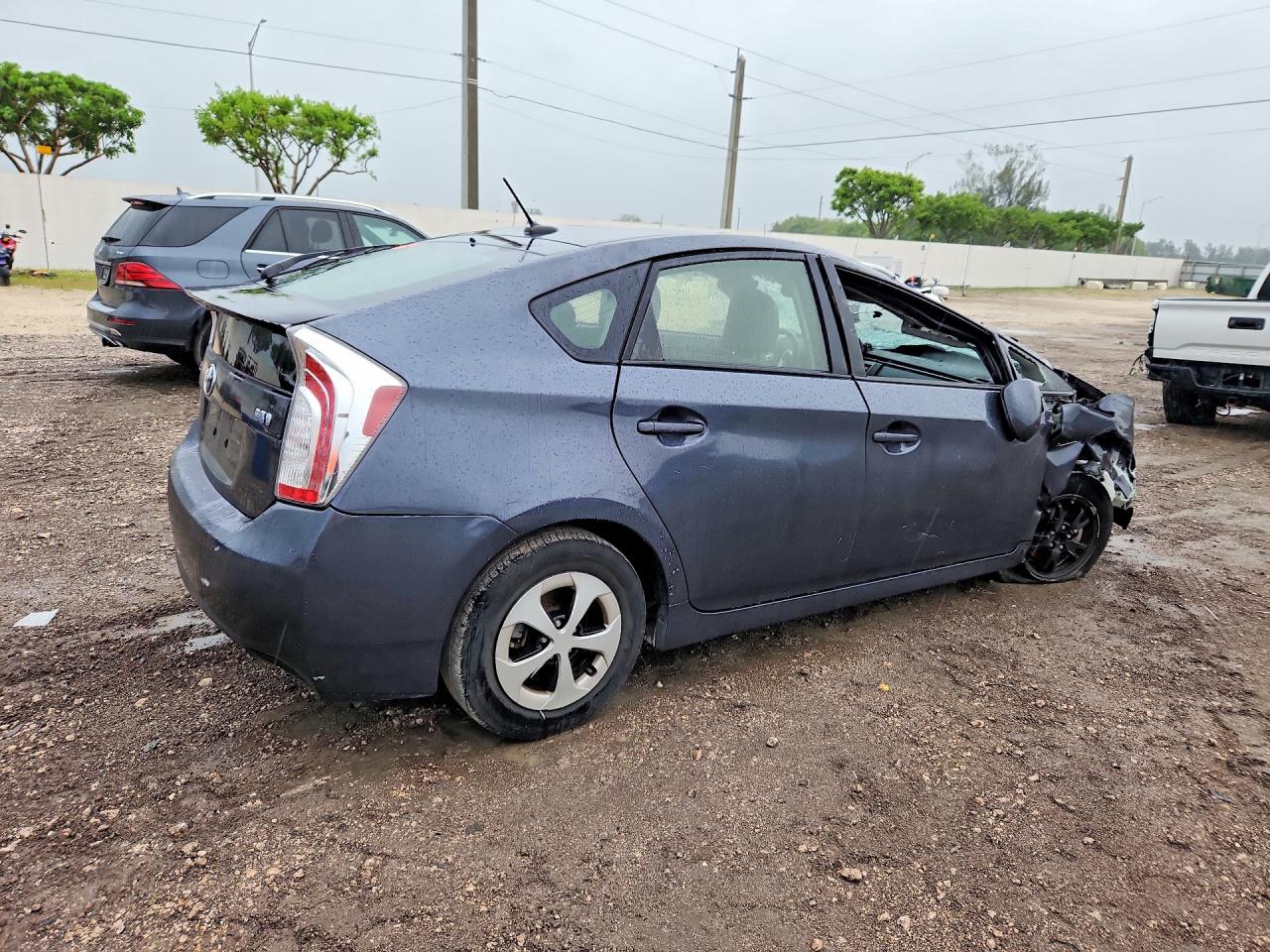 2013 Toyota Prius Three Gray vin: JTDKN3DU5D5582324