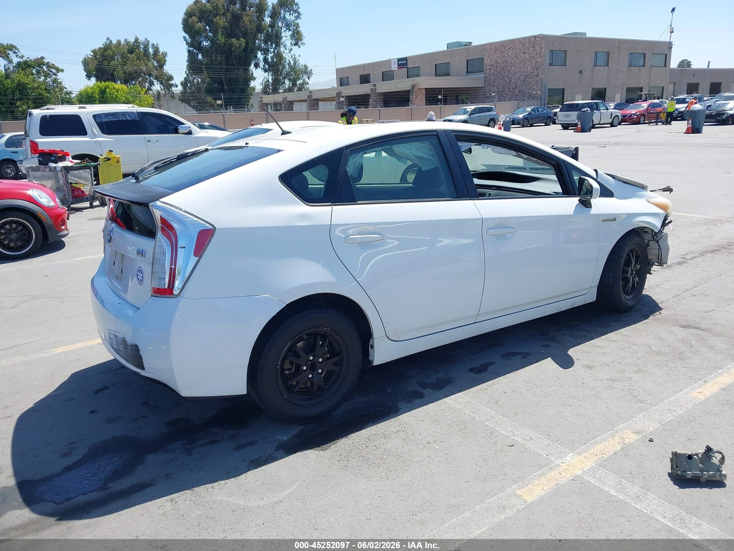 2013 Toyota Prius Two Белый vin: JTDKN3DU5D5638018