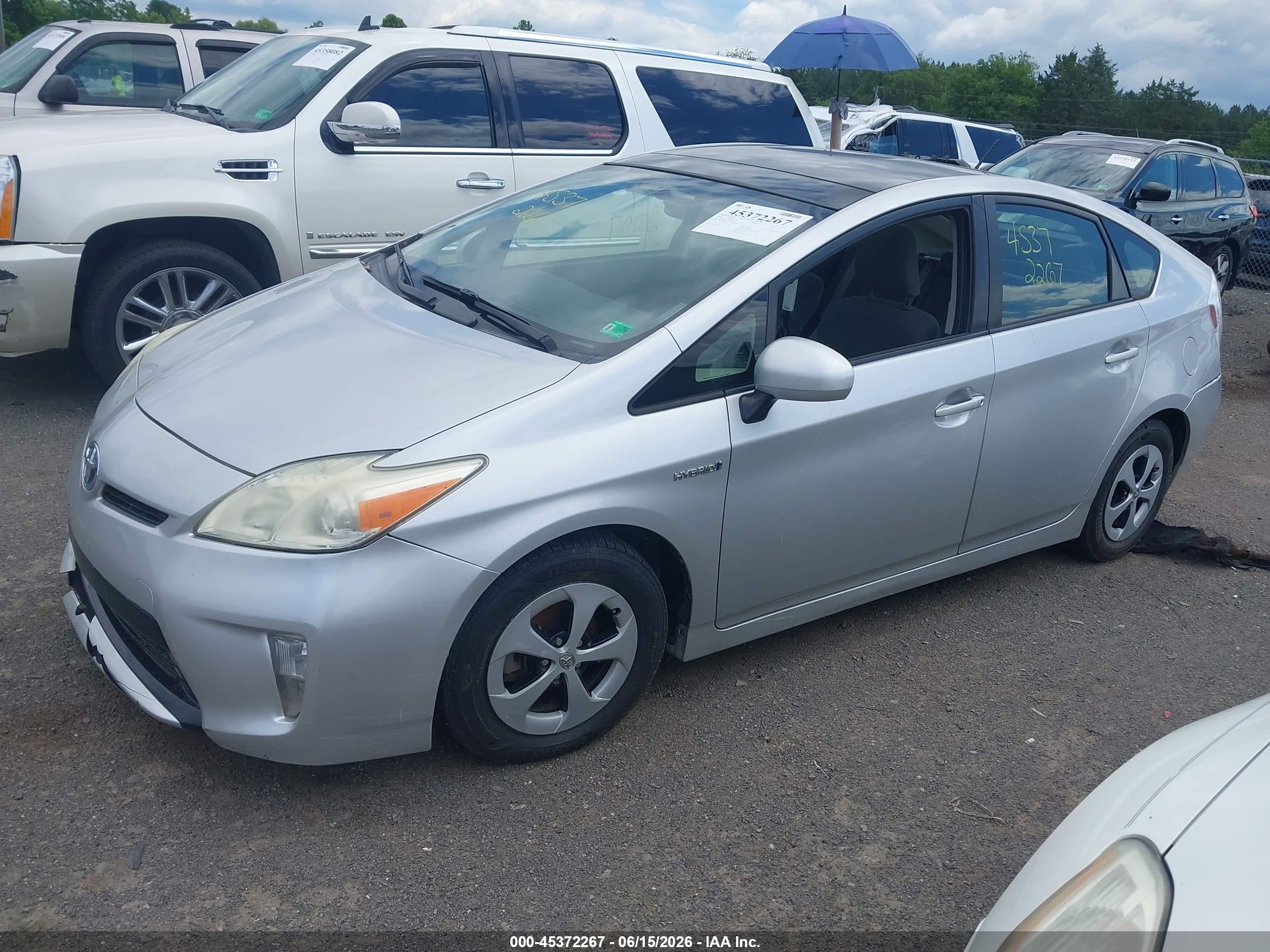 2014 Toyota Prius Three Silver vin: JTDKN3DU5E1746471