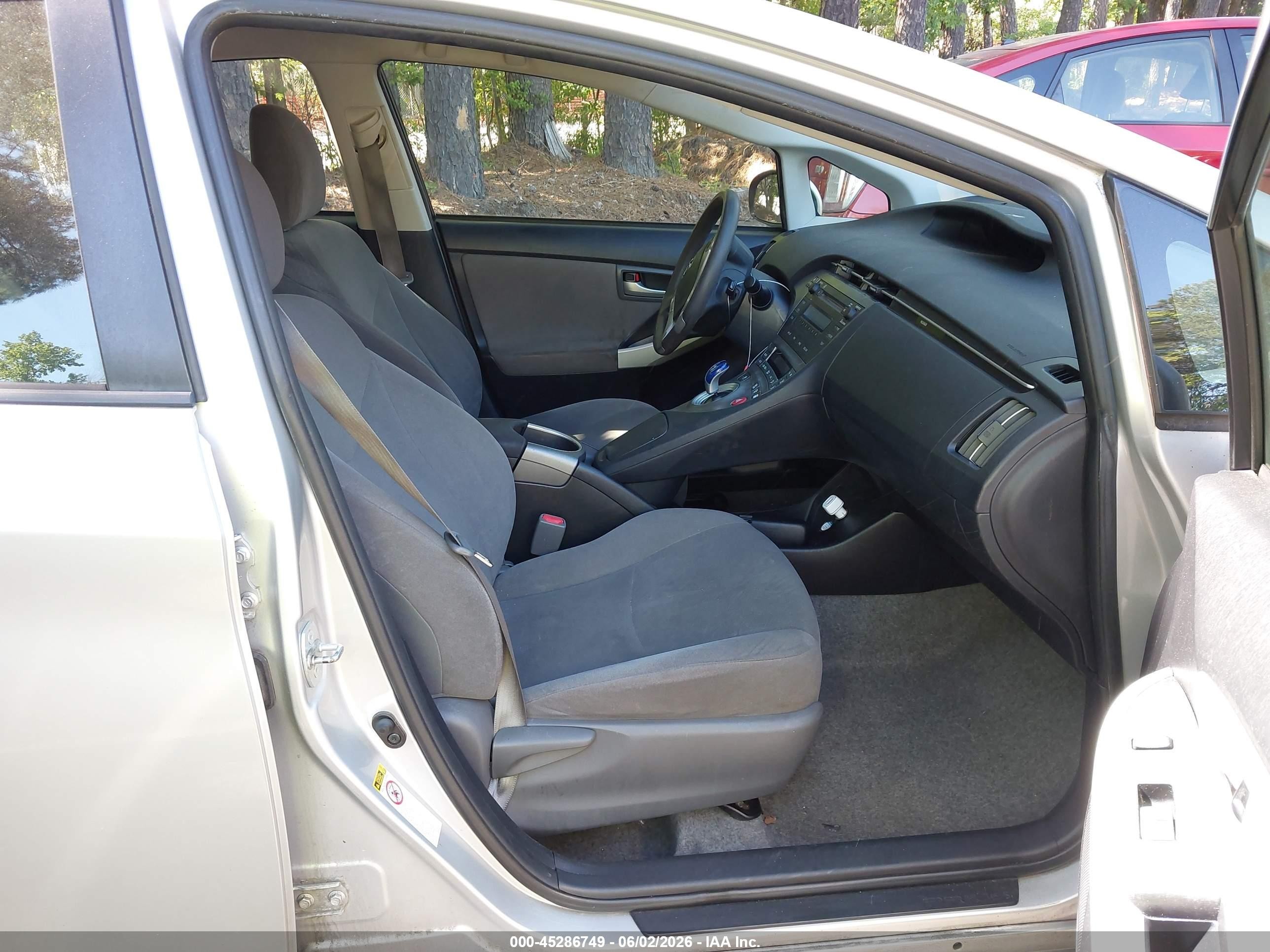 2014 Toyota Prius Two Серебряный vin: JTDKN3DU5E1784492