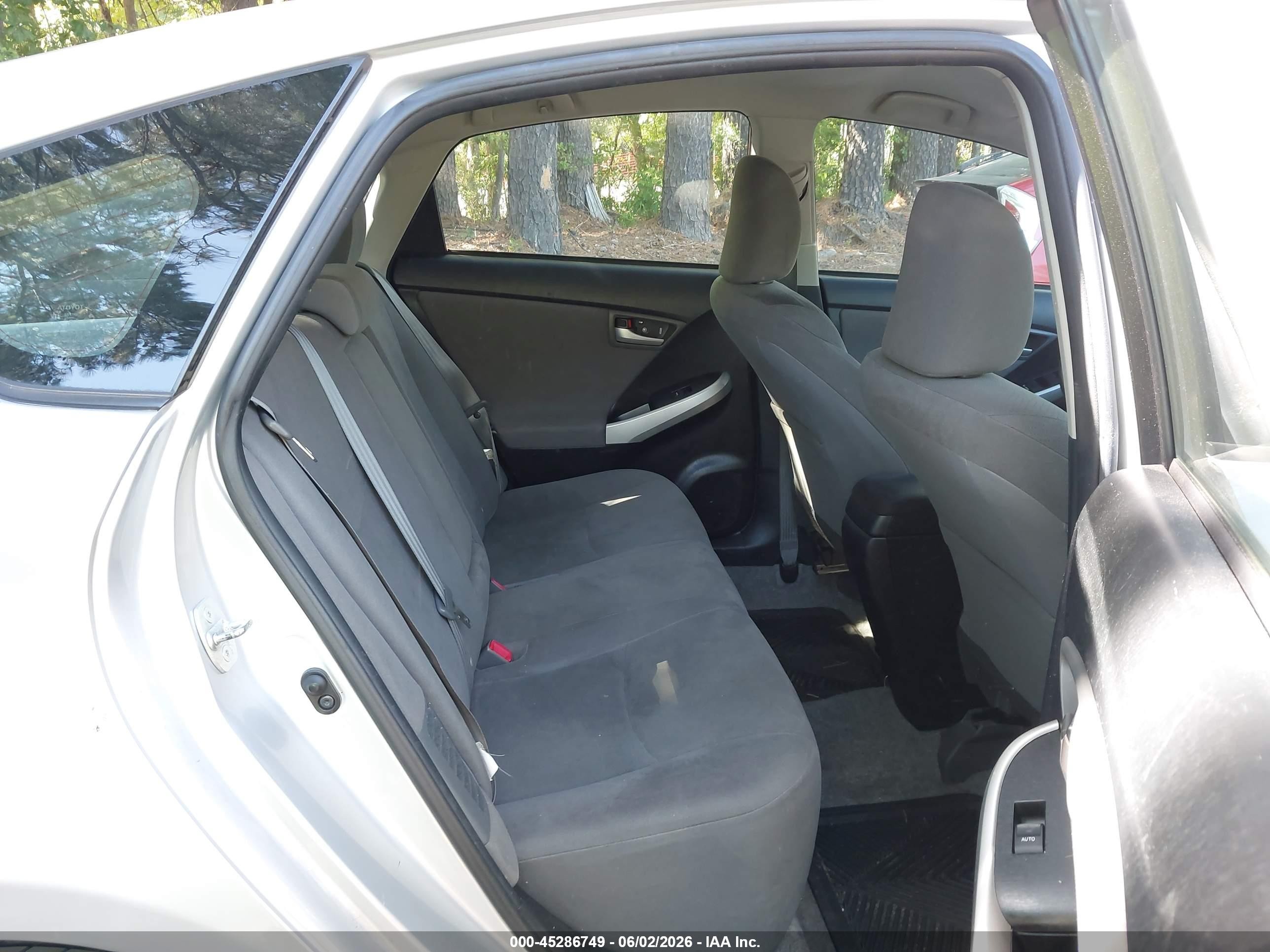 2014 Toyota Prius Two Серебряный vin: JTDKN3DU5E1784492